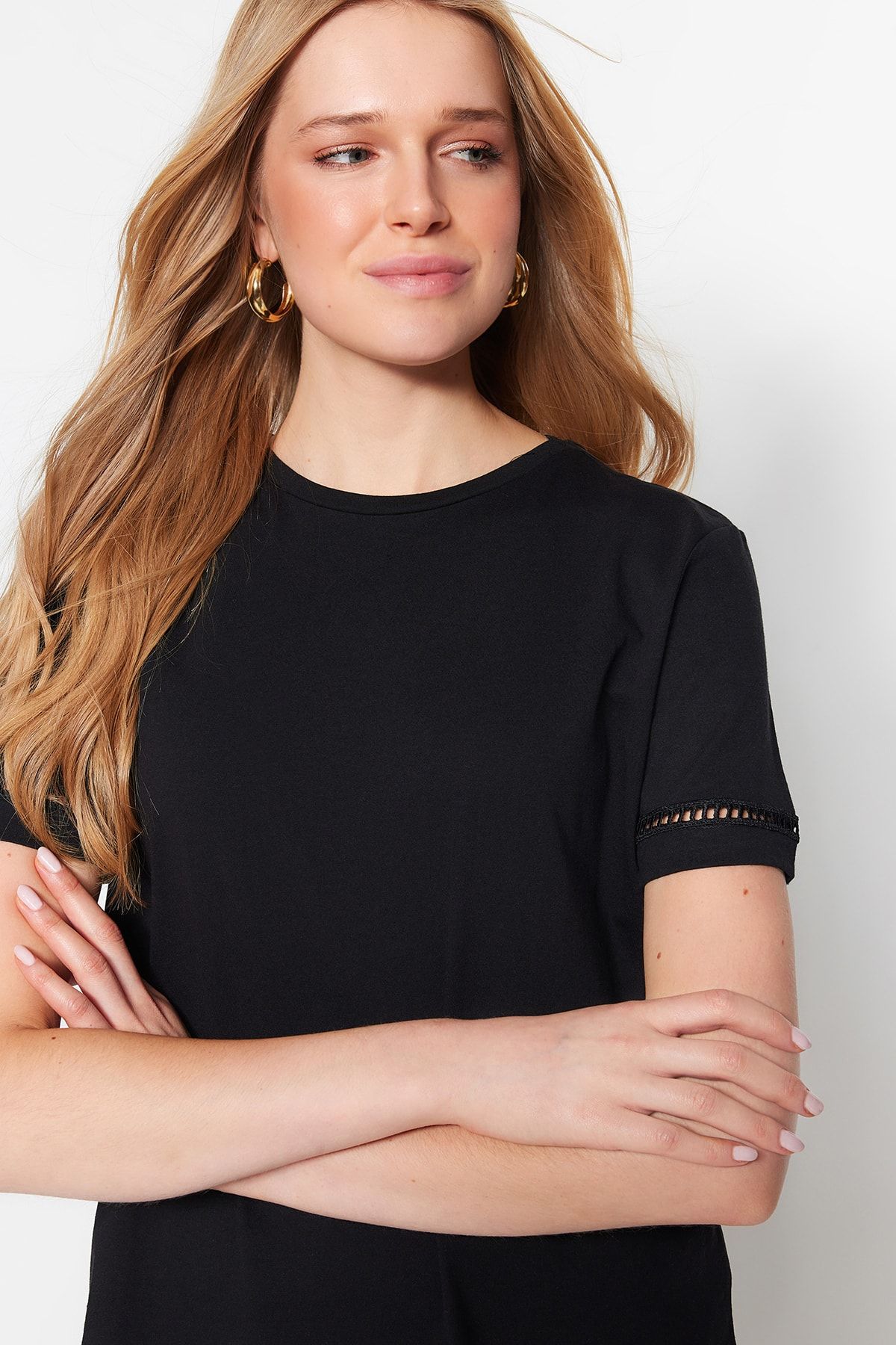Trendyol Collection-Schwarzes Basic-Strick-T-Shirt aus 100 % Baumwolle mit Rundhalsausschnitt und Stickerei-Detail TWOSS23TS00012 3