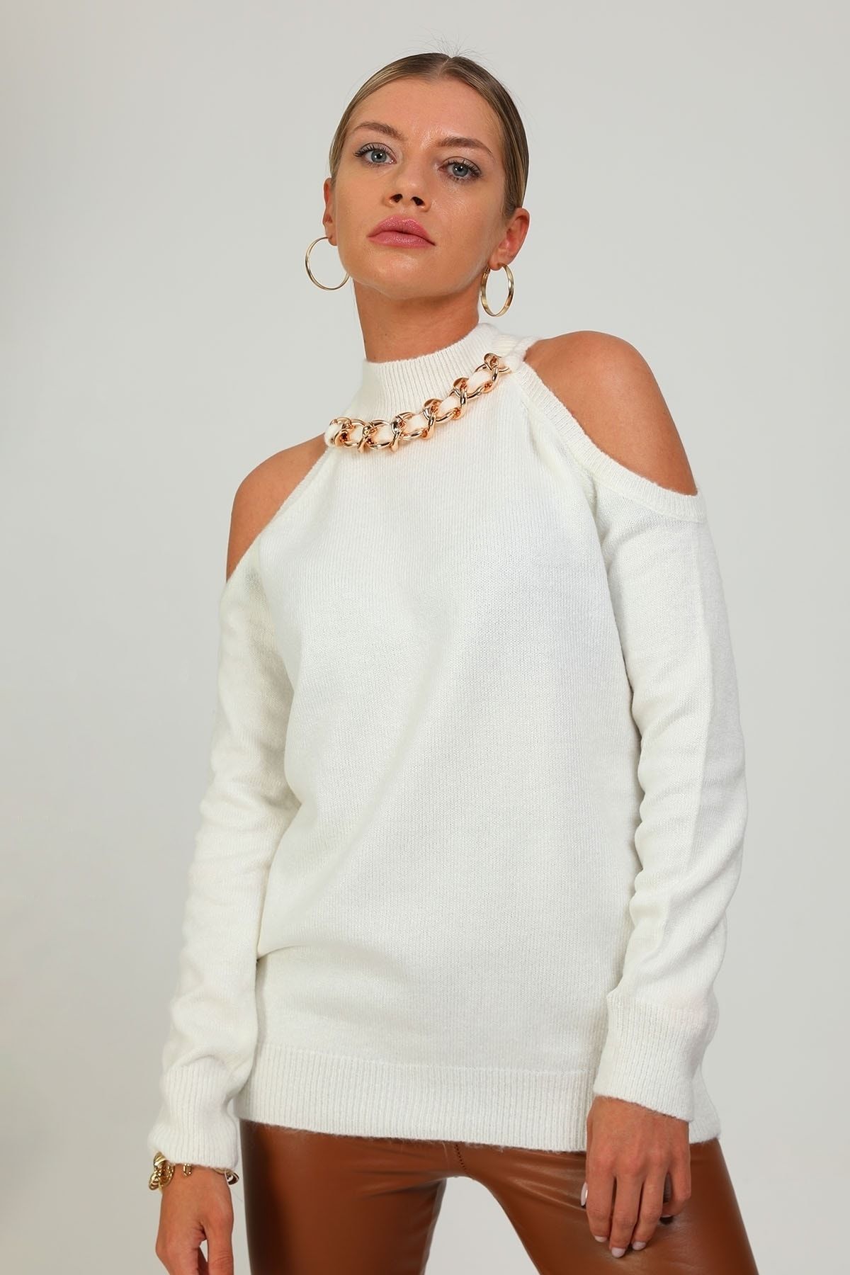 Laluvia-Beigefarbener, schulterfreier Pullover mit Kette vorne 1