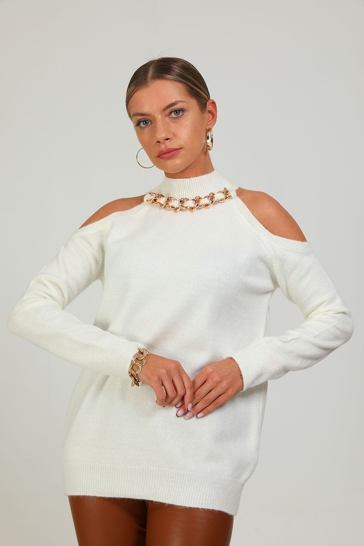 Laluvia-Beigefarbener, schulterfreier Pullover mit Kette vorne 6