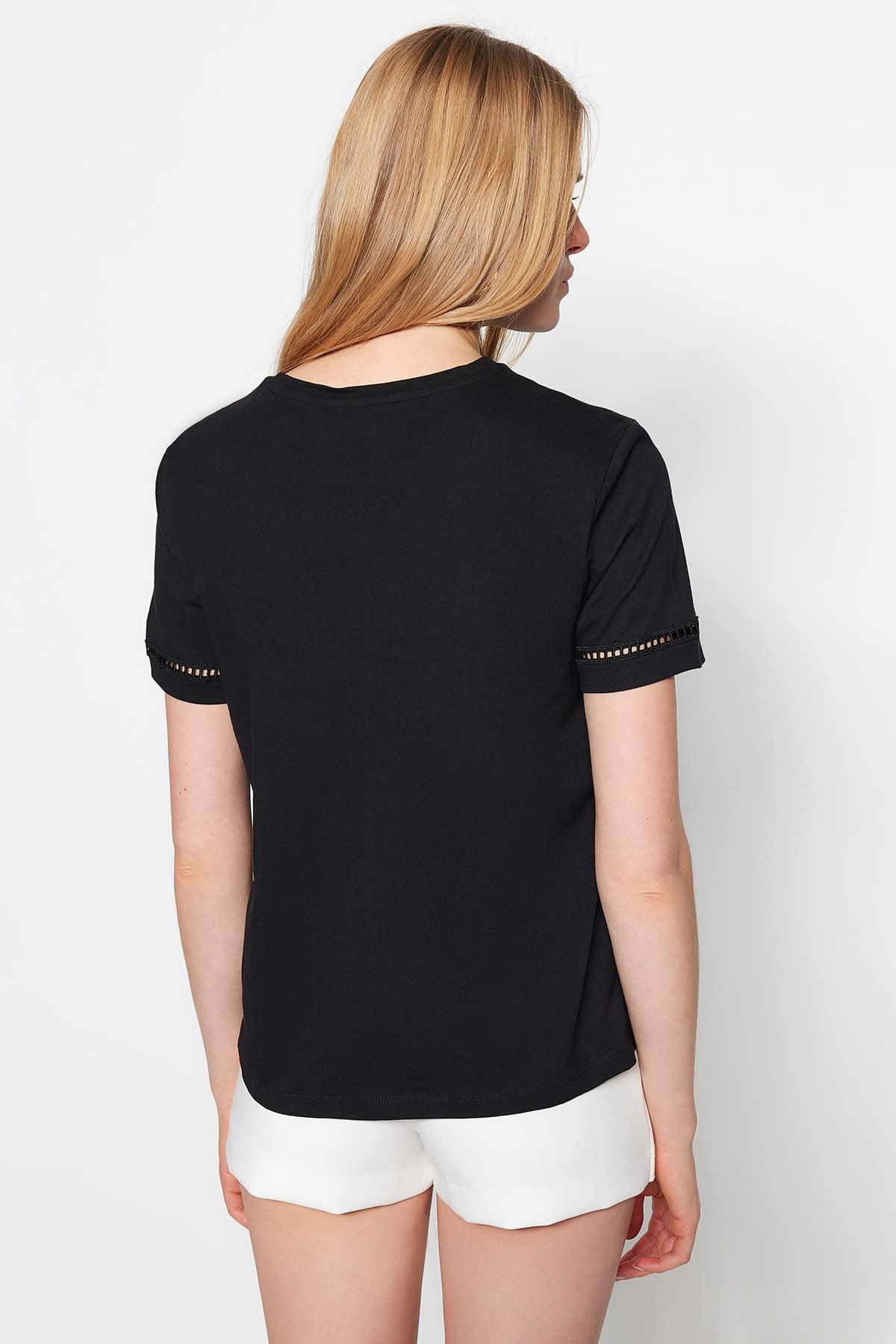 Trendyol Collection-Schwarzes Basic-Strick-T-Shirt aus 100 % Baumwolle mit Rundhalsausschnitt und Stickerei-Detail TWOSS23TS00012 5