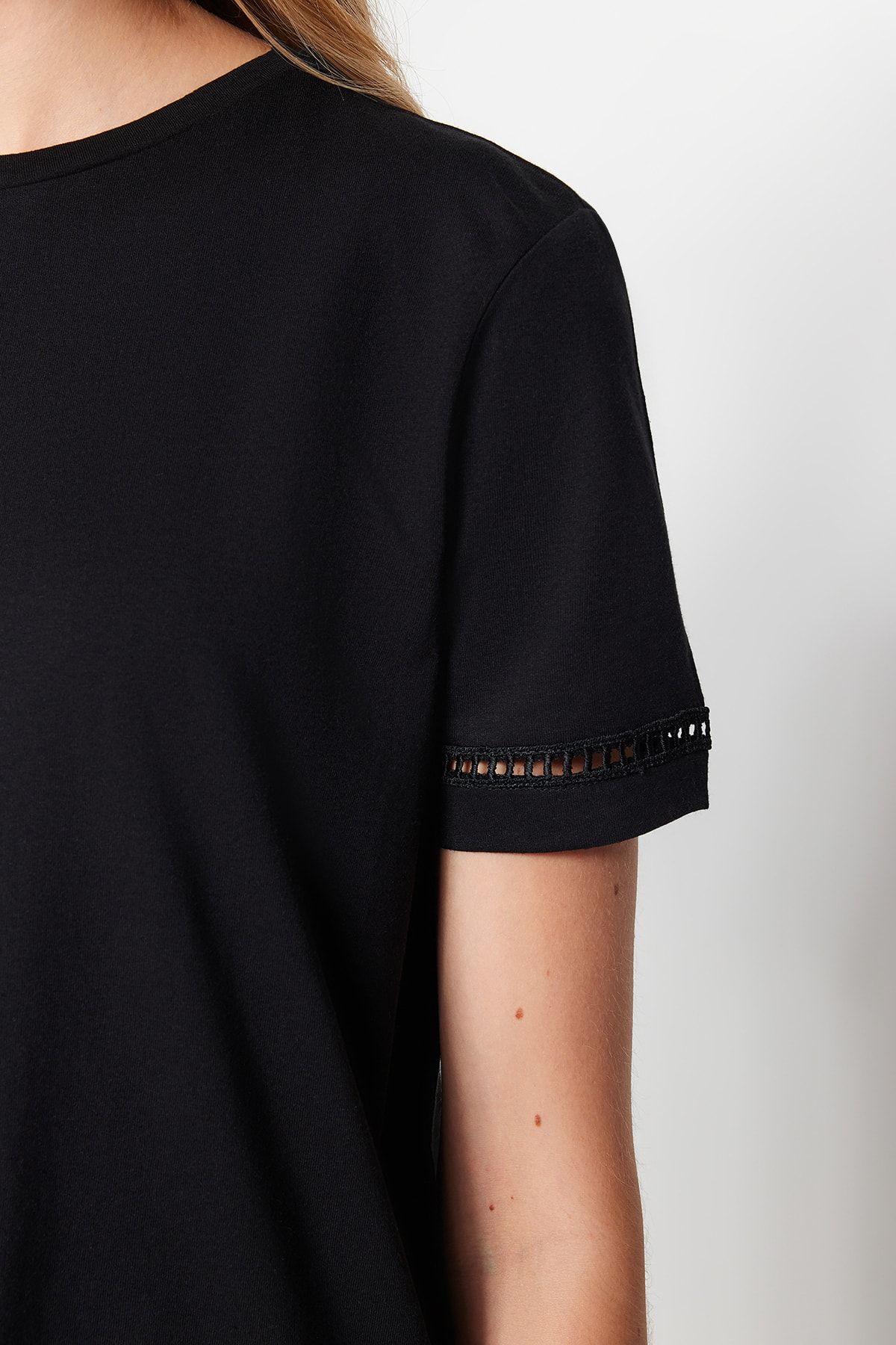 Trendyol Collection-Schwarzes Basic-Strick-T-Shirt aus 100 % Baumwolle mit Rundhalsausschnitt und Stickerei-Detail TWOSS23TS00012 4
