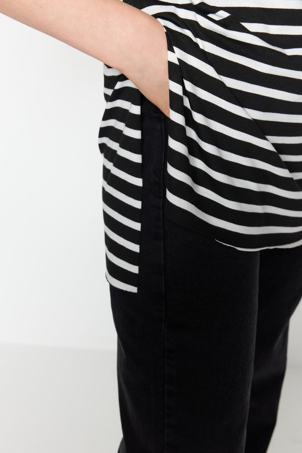 Trendyol Collection-Schwarz gestreiftes, geschlitztes, detailliertes, übergroßes/weites Strick-T-Shirt mit Rundhalsausschnitt TWOSS23TS00097 10