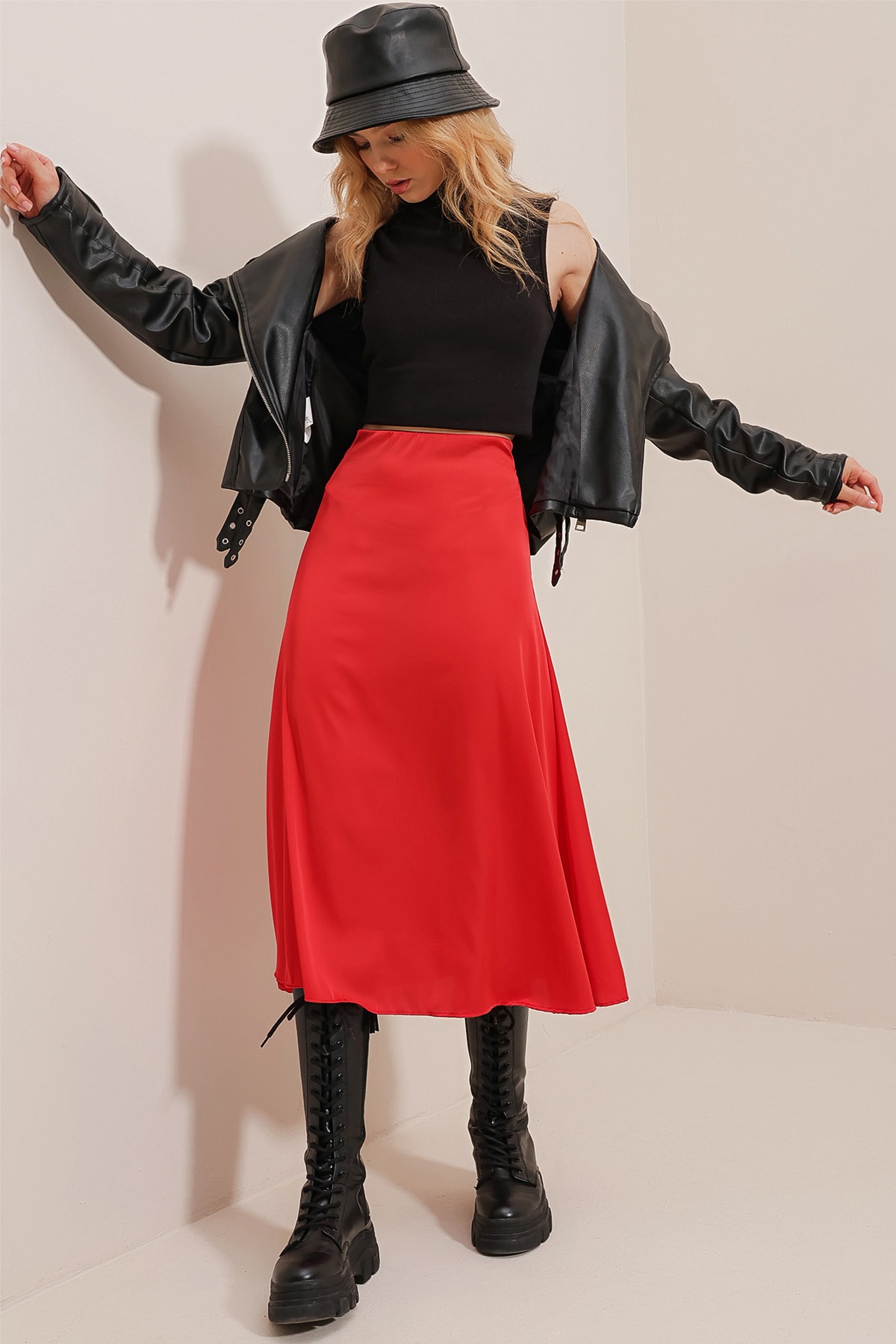 Trend Alaçatı Stili Kadın Kırmızı Beli Kaplama Lastikli Saten Kloş Midi Boy Etek ALC-X9710
