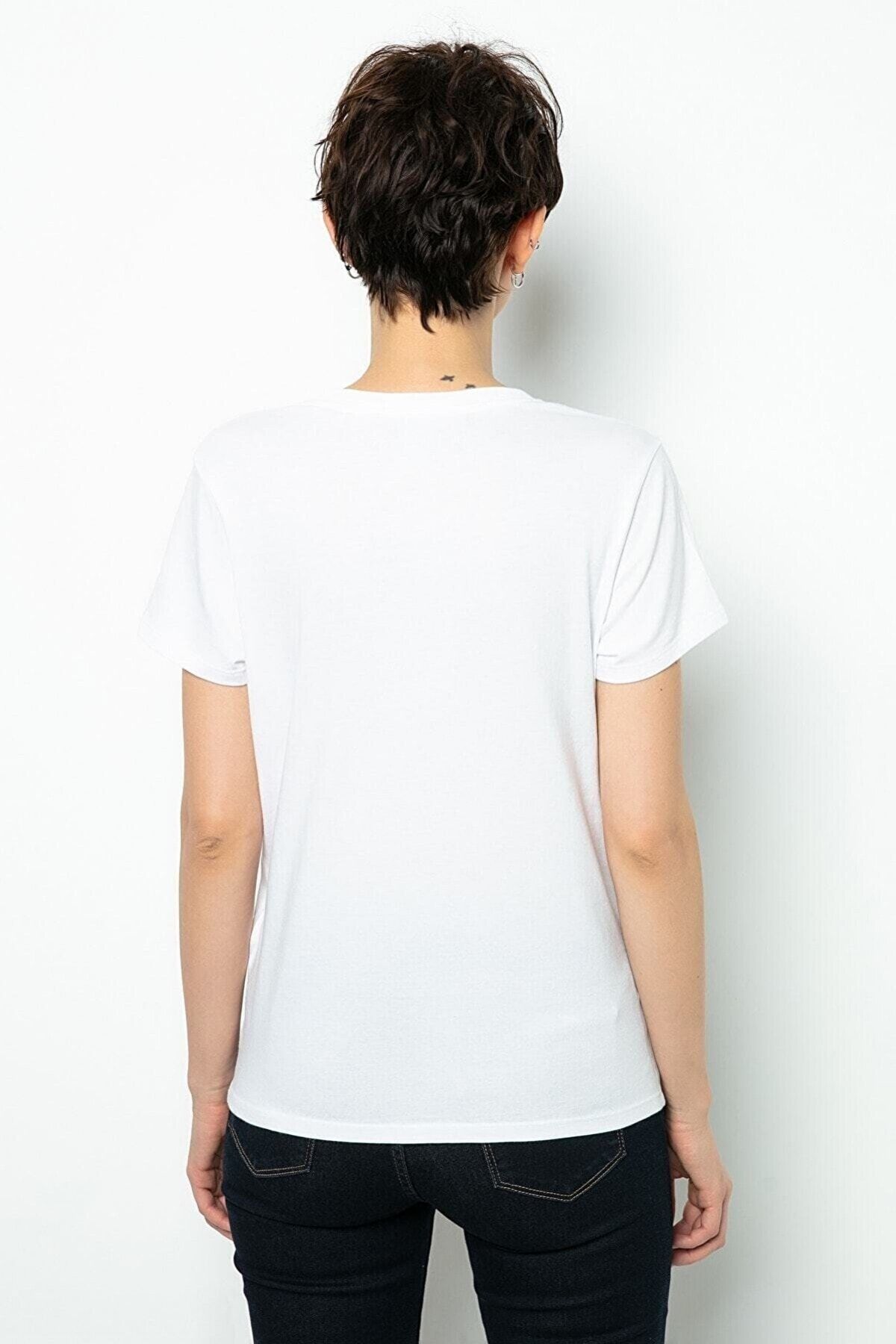 Perfect white store tee shirt