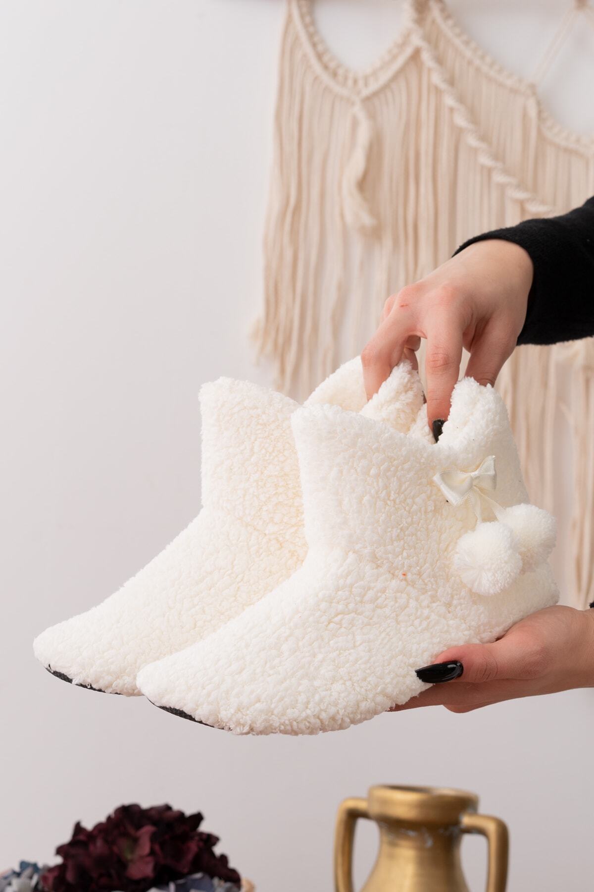 Slipcat Kuzu Kumaş Yünlü Lüks Ponpon Detaylı Ev Botu Ev Pandufu