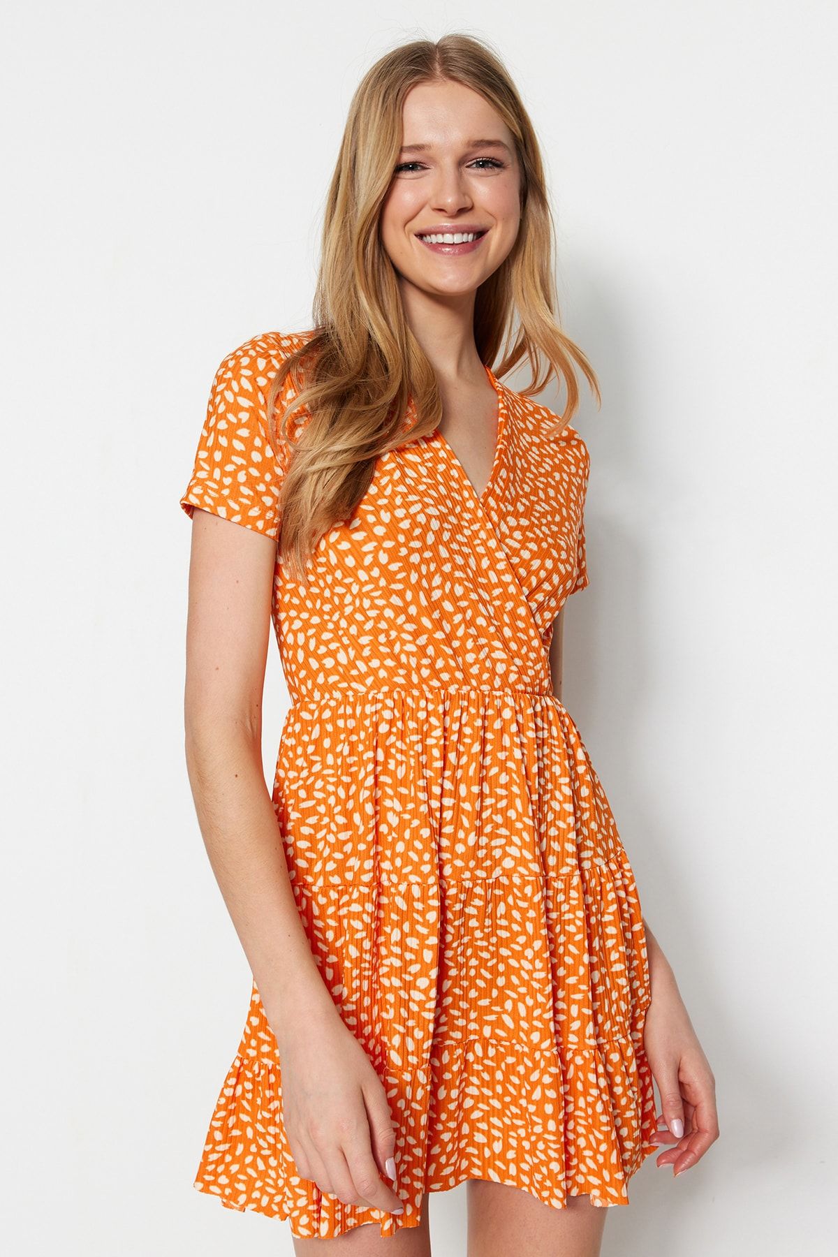 Trendyol Collection Pomarańczowa, dwurzędowa, mini, elastyczna sukienka z dzianiny z nadrukiem TWOSS21EL0241