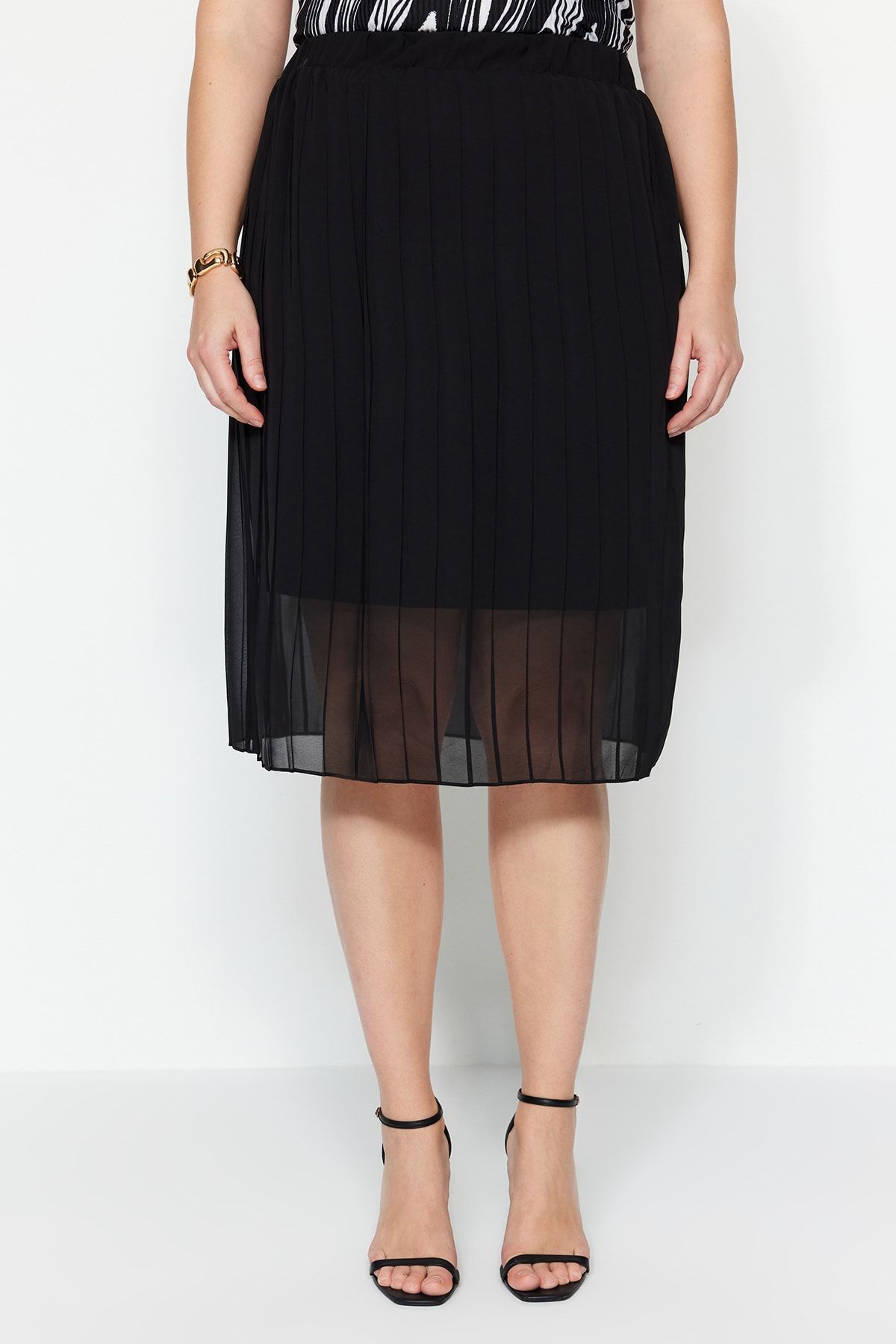Black pleated deals skirt curve