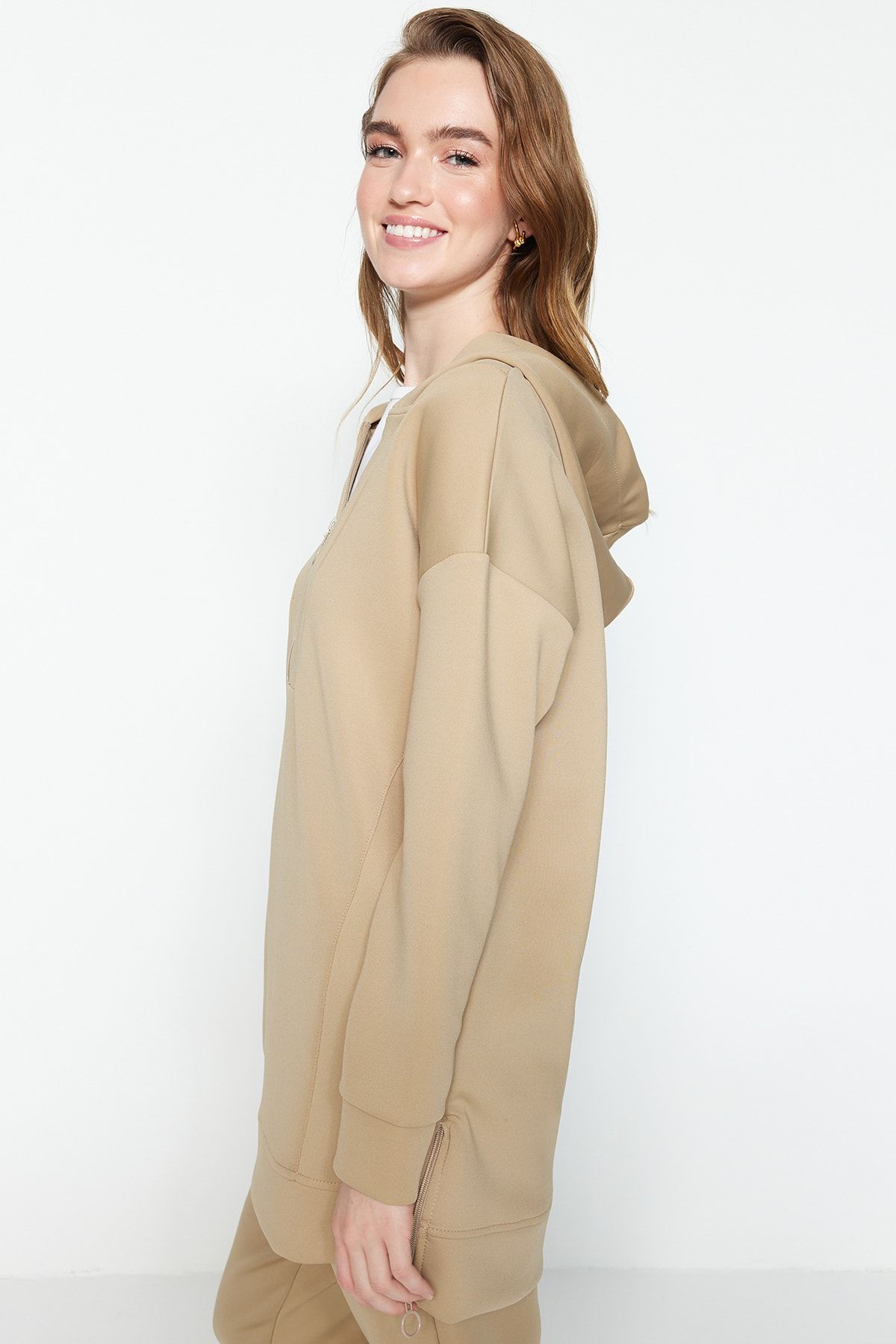 Trendyol Modest-Übergroßes Trainingsanzug-Set in Beige mit weicher Scuba-Struktur und Reißverschluss, TCTSS23EN00005 4