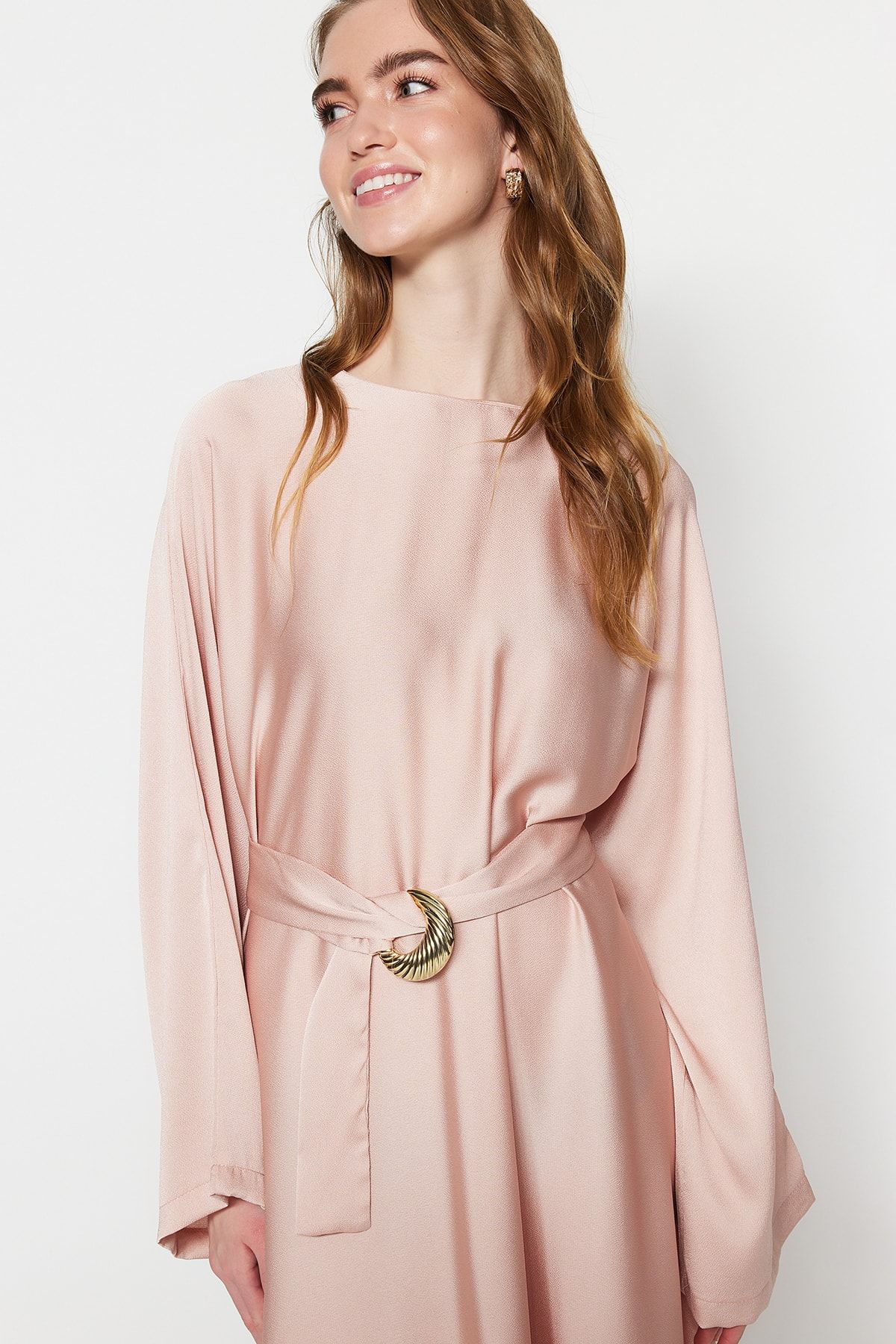 Trendyol Modest-Pudergürtel, weit geschnittenes Satin-Abendkleid, Jalabiya-Kleid TCTSS23DB00014 3