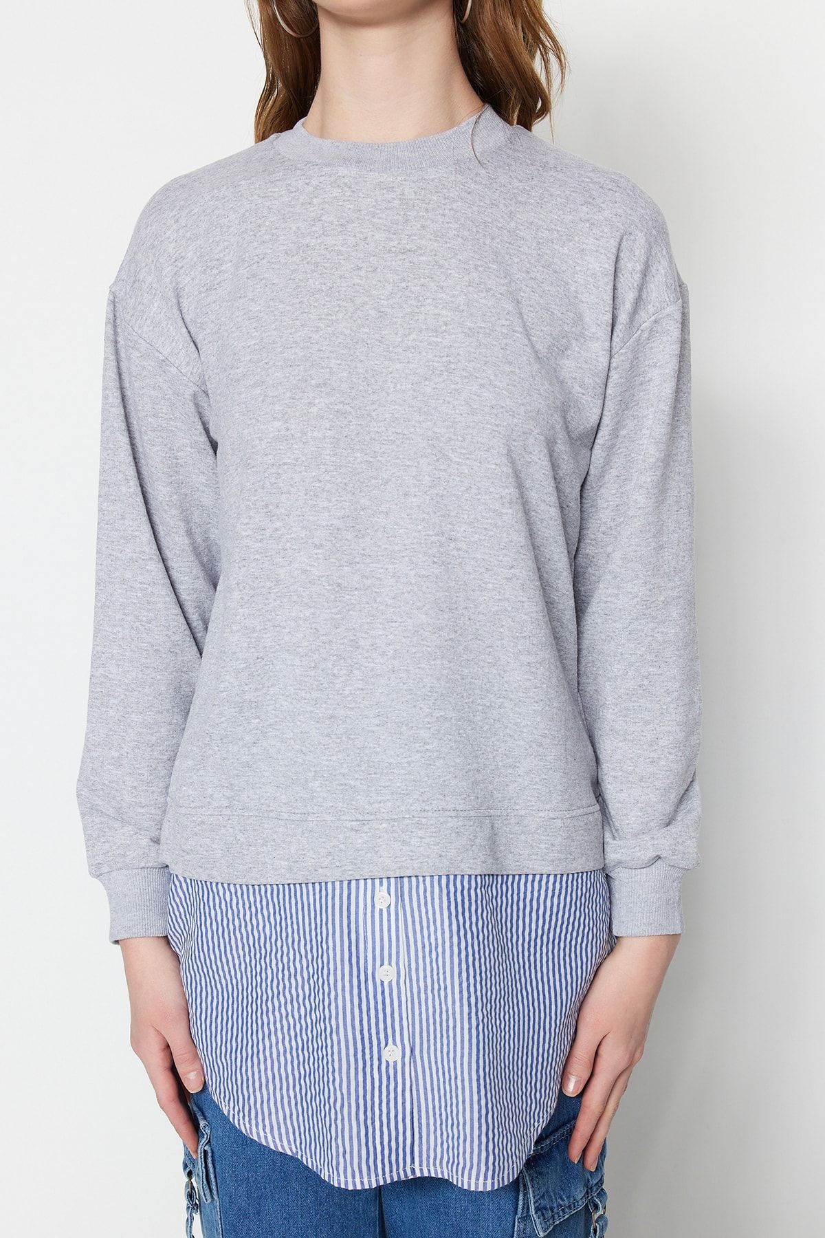 Trendyol Modest Gri Bisiklet Yaka Alttan Gömlek Çıkmalı Örme Sweatshirt TCTAW22TW0216 RN11167