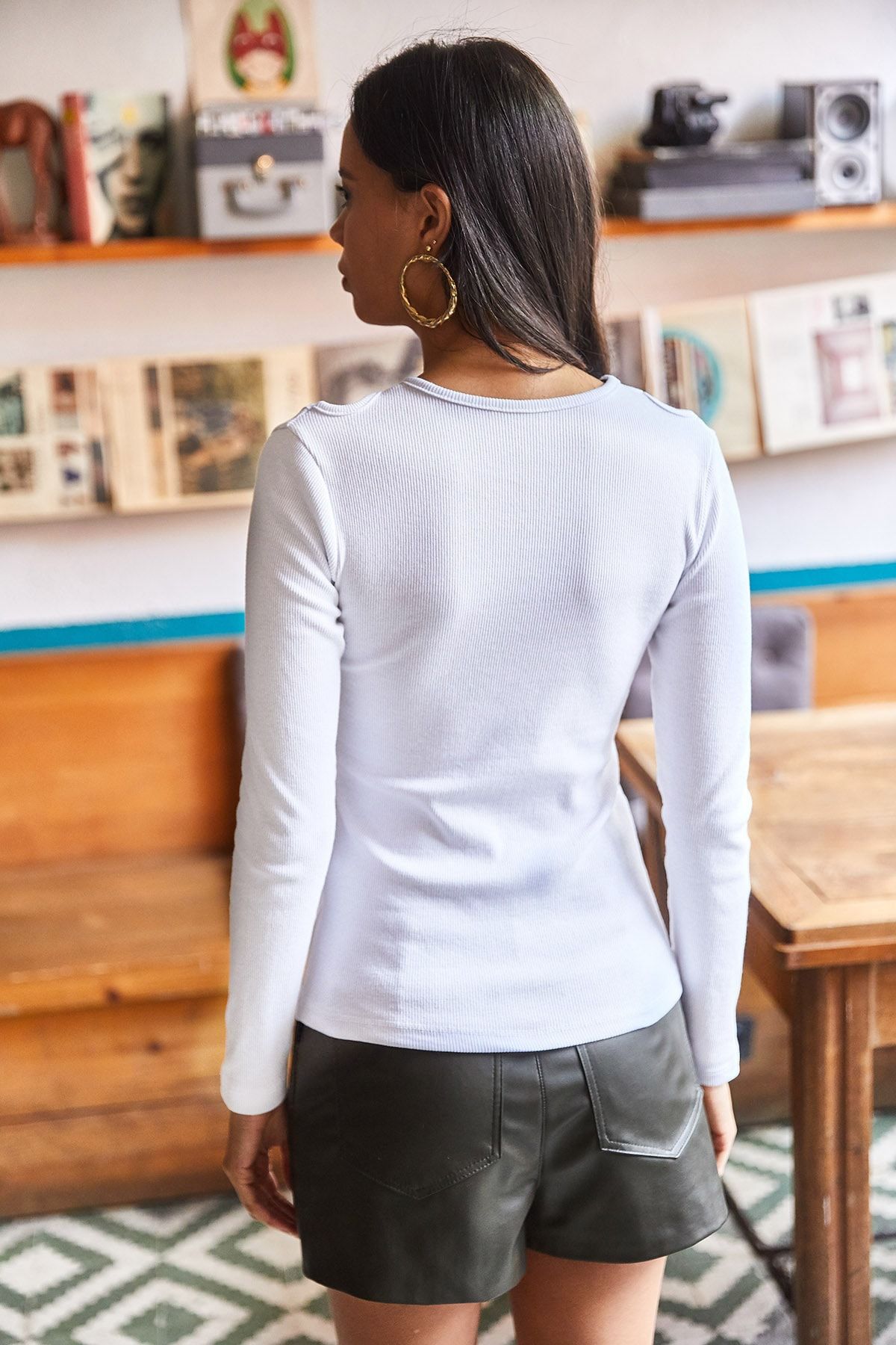 Olalook Weiße, tief ausgeschnittene Lycra-Bluse für Damen mit  Rundhalsausschnitt und Schultern BLZ-19002112 - Trendyol