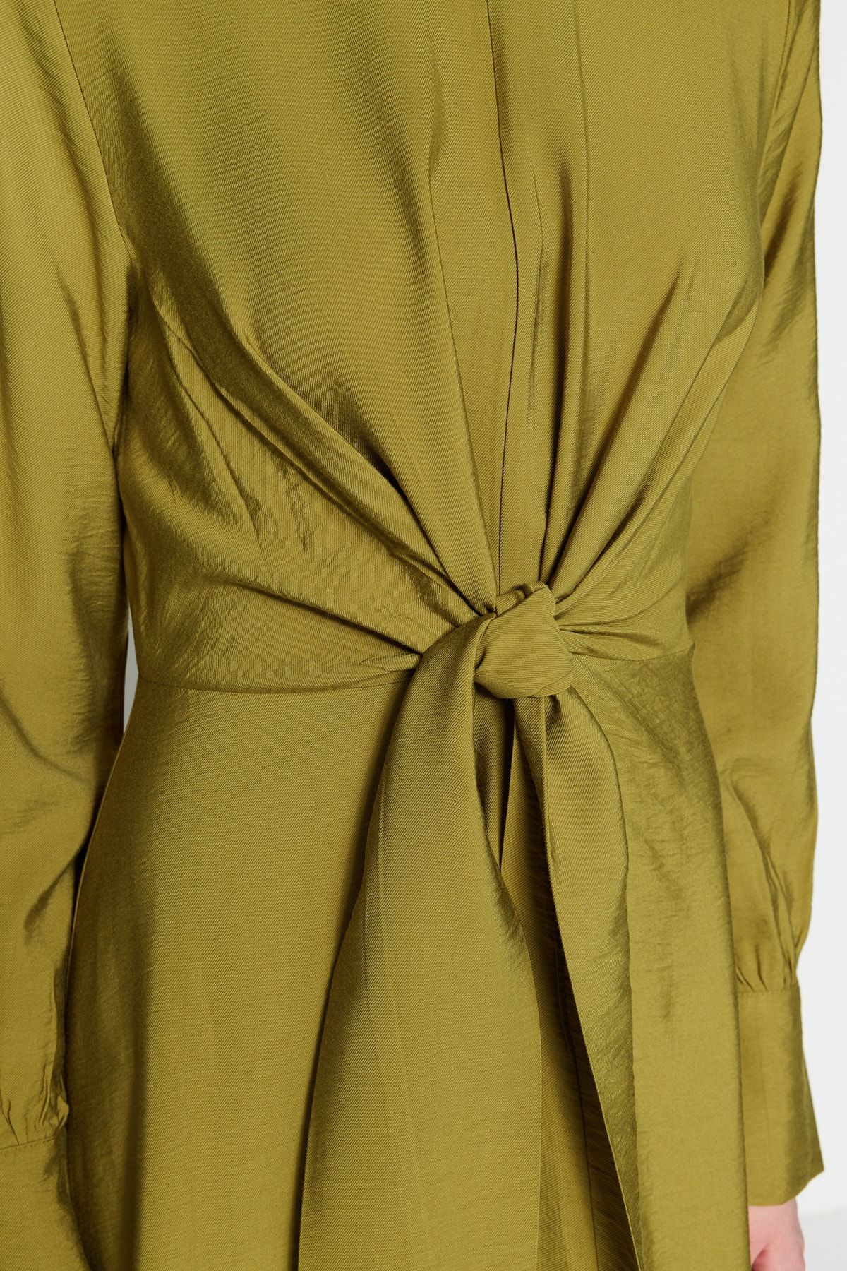 Trendyol Modest Yağ Yeşili Beli Bağlama Detaylı Dokuma Elbise TCTSS23EB00221 RN10041