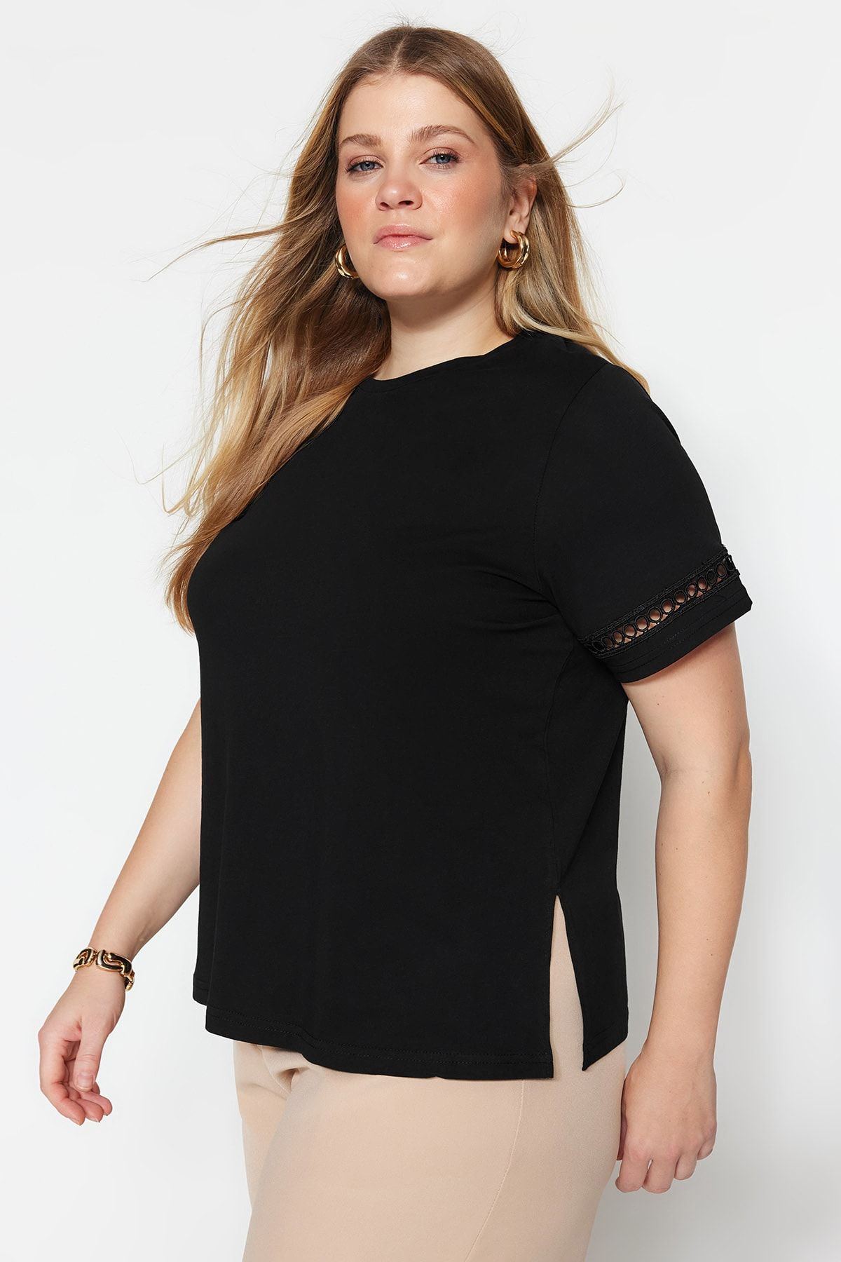 Trendyol Curve Koszulka Z Bawełny W Kolorze Czarnym Z Okrągłym Dekoltem I Koronkowymi Zdobieniami - Kobieta - 6XL