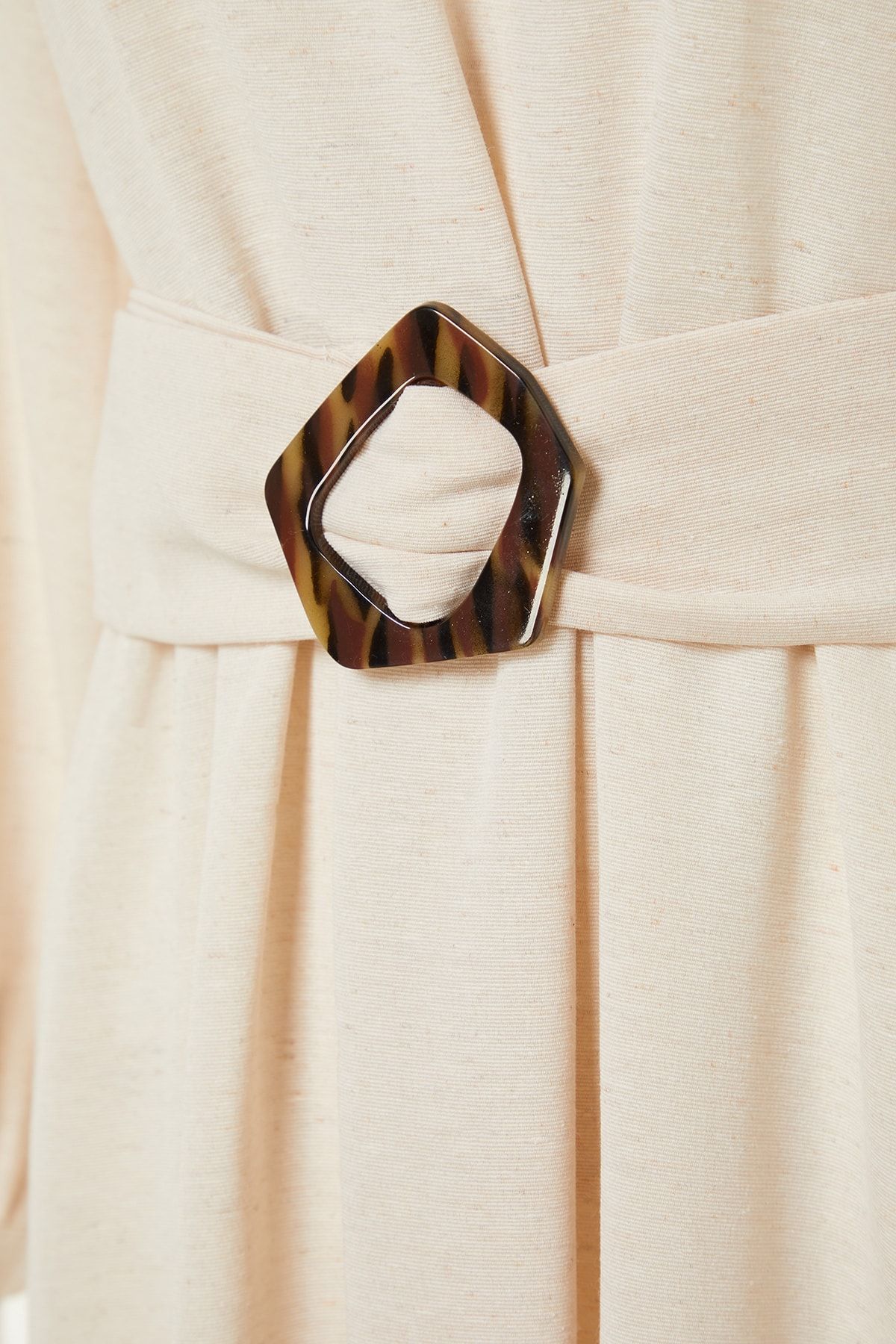 Trendyol Modest-Tkané šaty TCTSS23EB00018 s límečkem s límečkem s ecru páskem 8