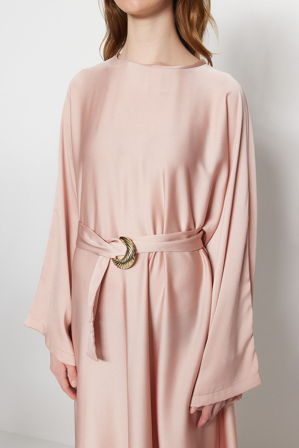 Trendyol Modest-Pudergürtel, weit geschnittenes Satin-Abendkleid, Jalabiya-Kleid TCTSS23DB00014 4