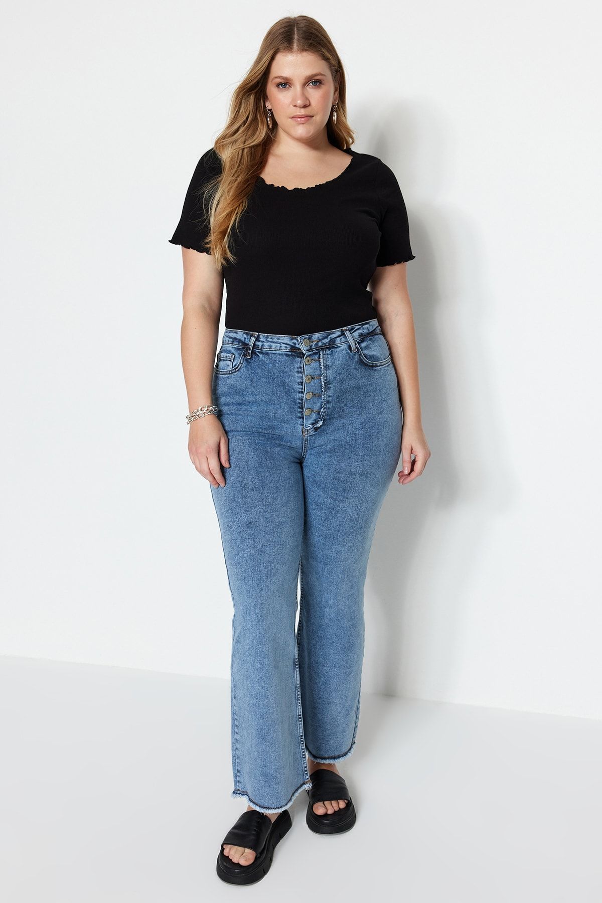 Trendyol Curve-Schwarze, gerippte, gestrickte Plus-Size-Bluse mit Rundhalsausschnitt TBBSS23BF00010 4