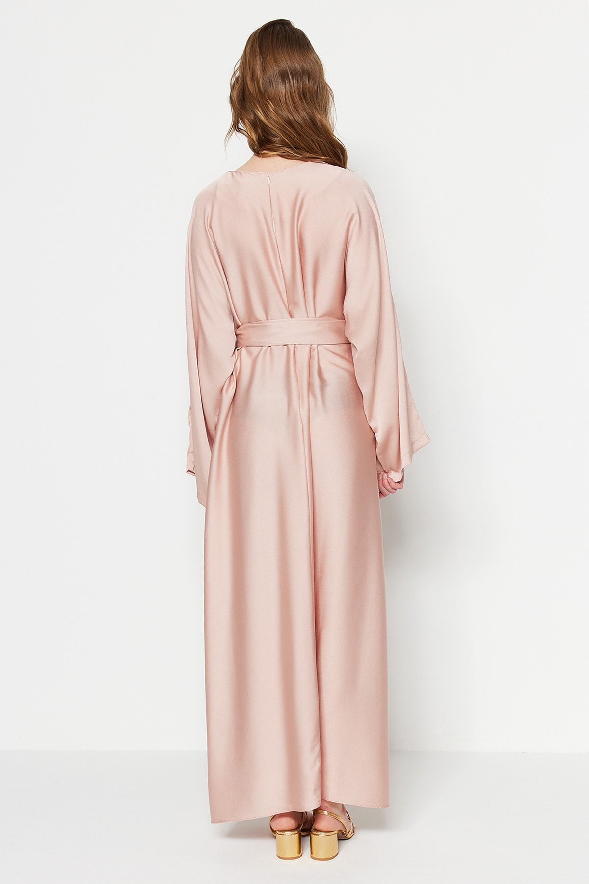 Trendyol Modest-Pudergürtel, weit geschnittenes Satin-Abendkleid, Jalabiya-Kleid TCTSS23DB00014 6