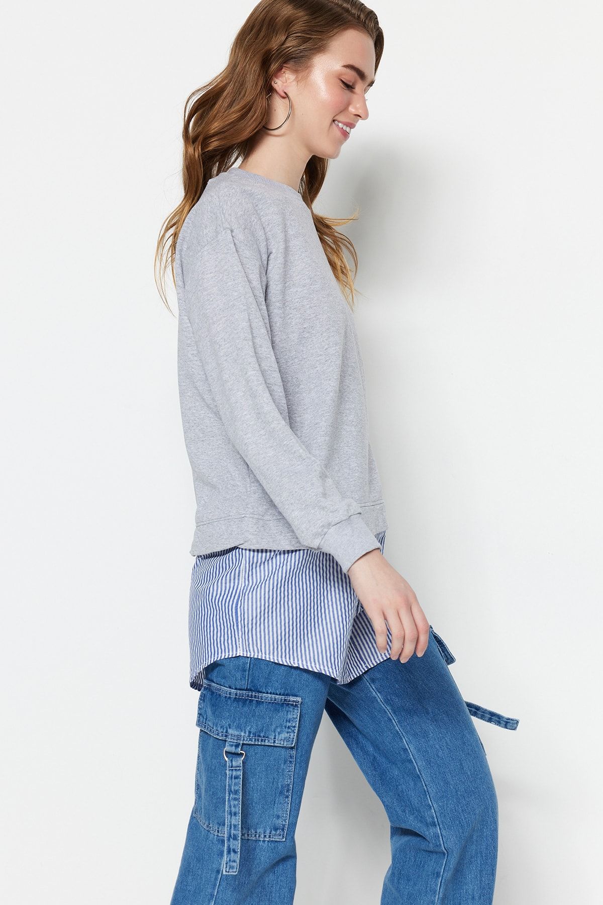 Trendyol Modest Gri Bisiklet Yaka Alttan Gömlek Çıkmalı Örme Sweatshirt TCTAW22TW0216 RN11167