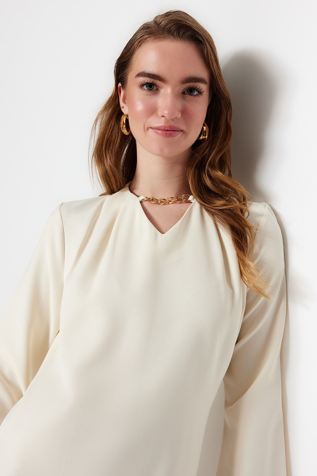 Trendyol Modest-Βραδινό φόρεμα κρεπ Ecru Nu A-Line με αξεσουάρ κολιέ TCTSS23DB00023 2