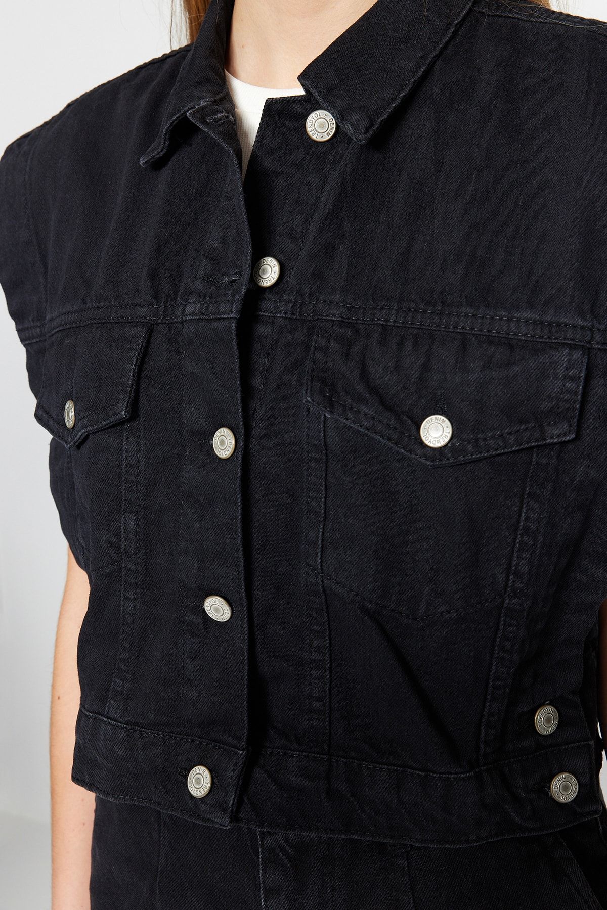 TRENDYOLMİLLA Siyah Düğme Detaylı Denim Yelek TWOAW23YE00060 CE9418