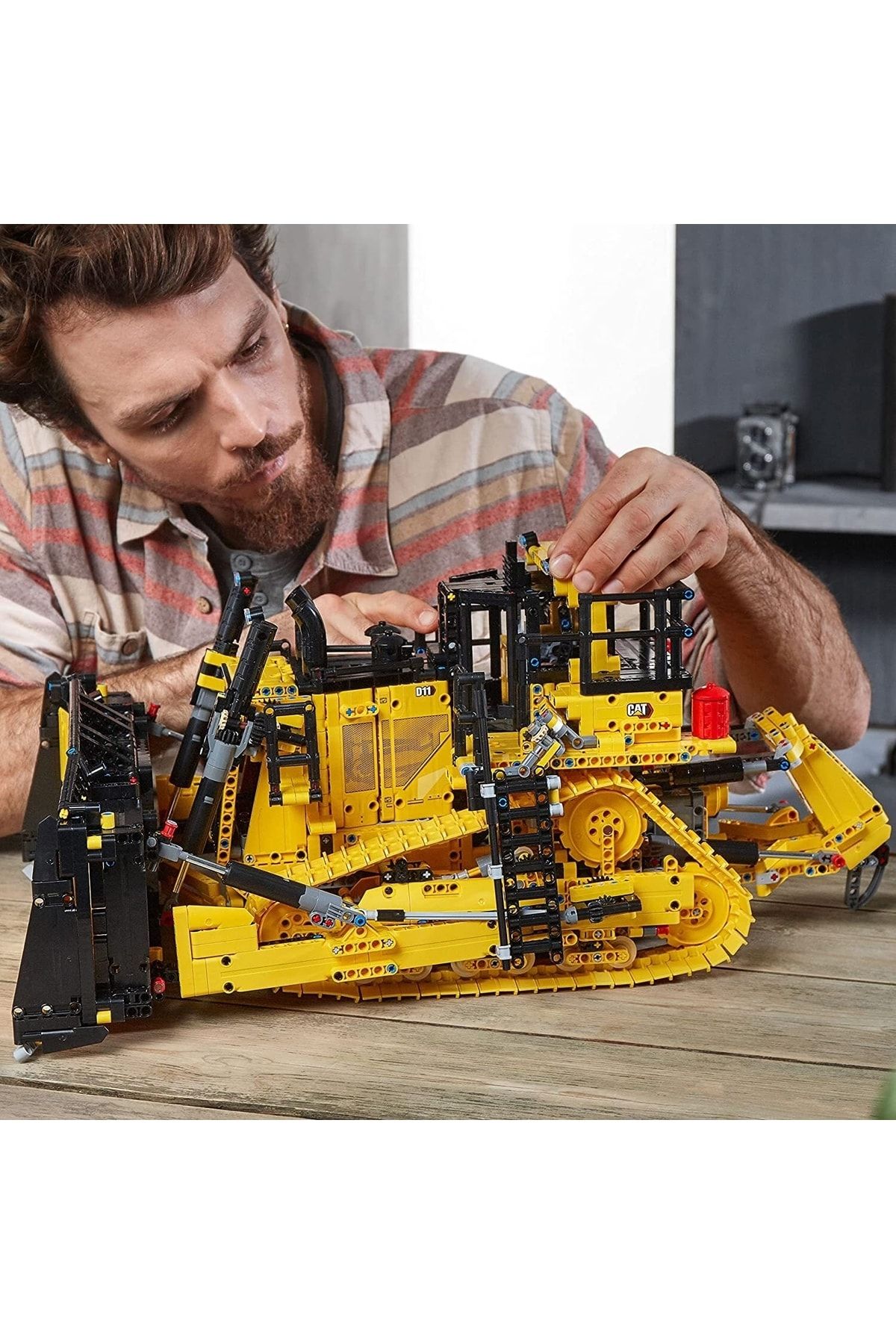 LEGO لگو Technic Cat D11t Buldozer 42131 کپی یک ماشین ساختمانی نمادین برای بزرگسالان است.