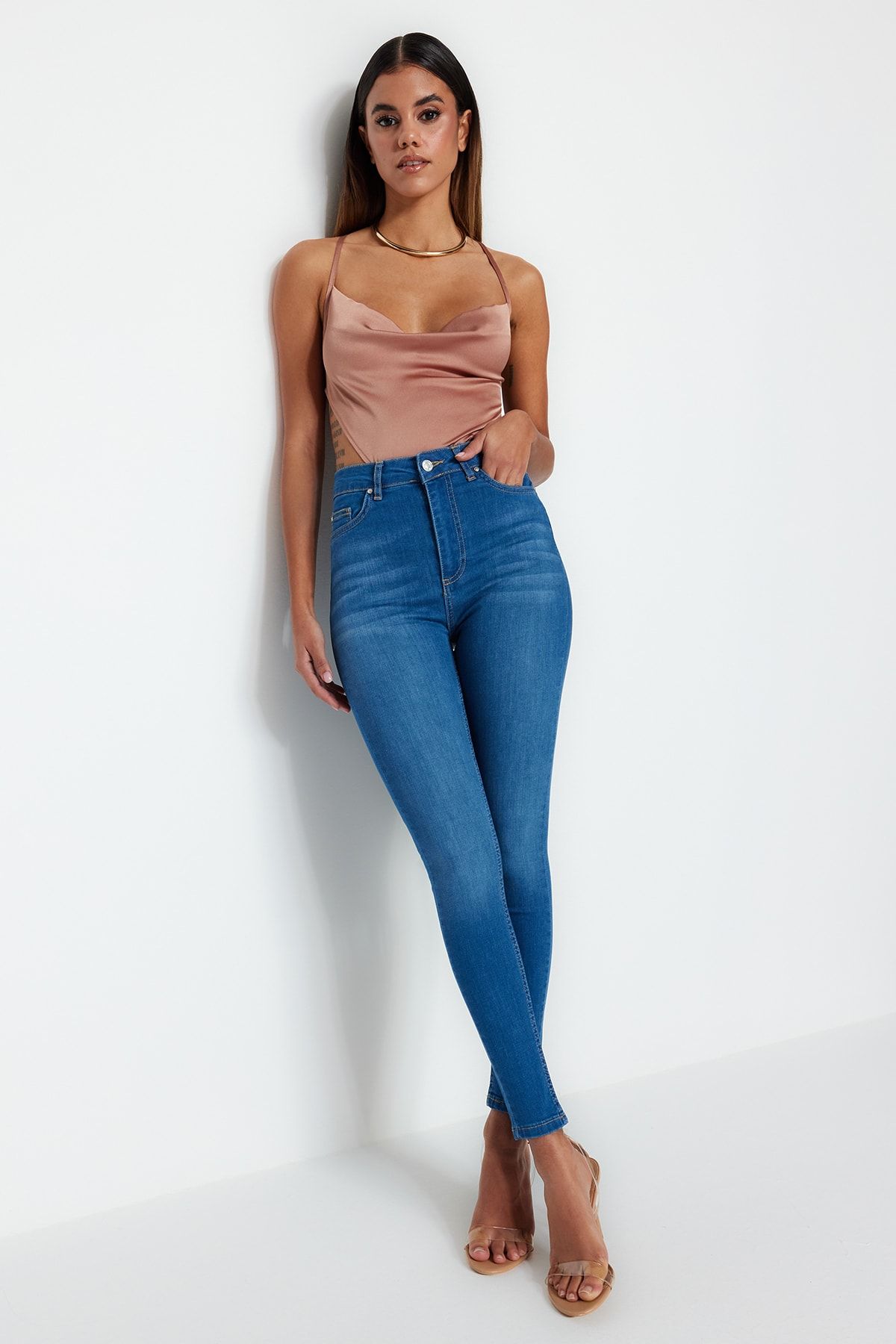 Trendyol Collection Úzké džíny s vysokým pasem Blue Slimming Effect TWOSS23JE00080
