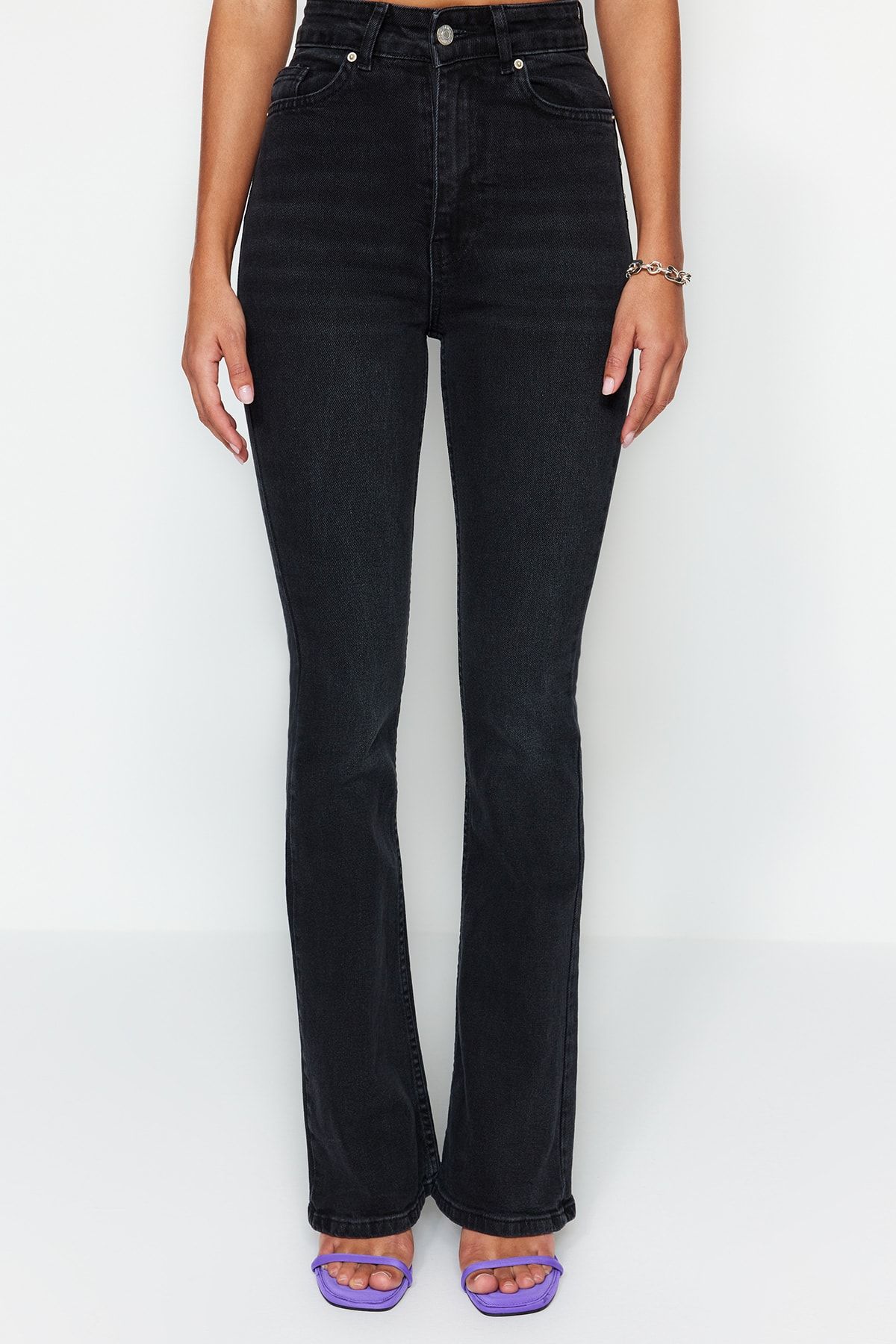 Trendyol Collection-Schwarze, mehr haltbare, ausgestellte Jeans mit hoher Taille TWOSS23JE00063 4