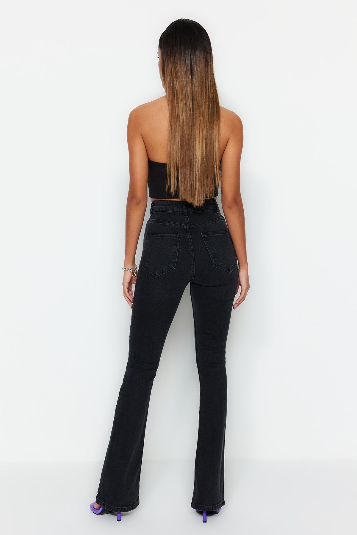Trendyol Collection-Schwarze, mehr haltbare, ausgestellte Jeans mit hoher Taille TWOSS23JE00063 5