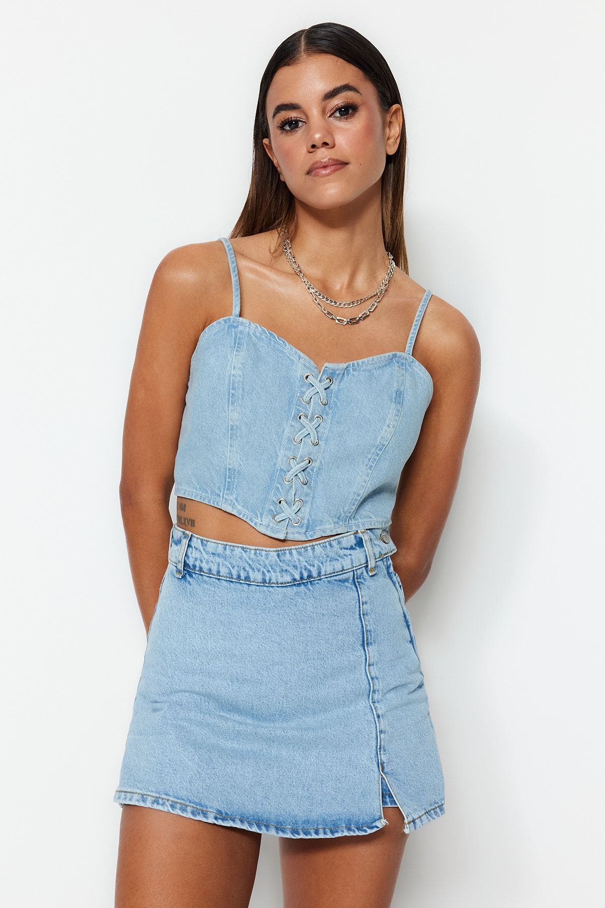 Trendyol Collection-Hellblauer Denim-Shortsrock mit Schlitz TWOSS23SR00091 3