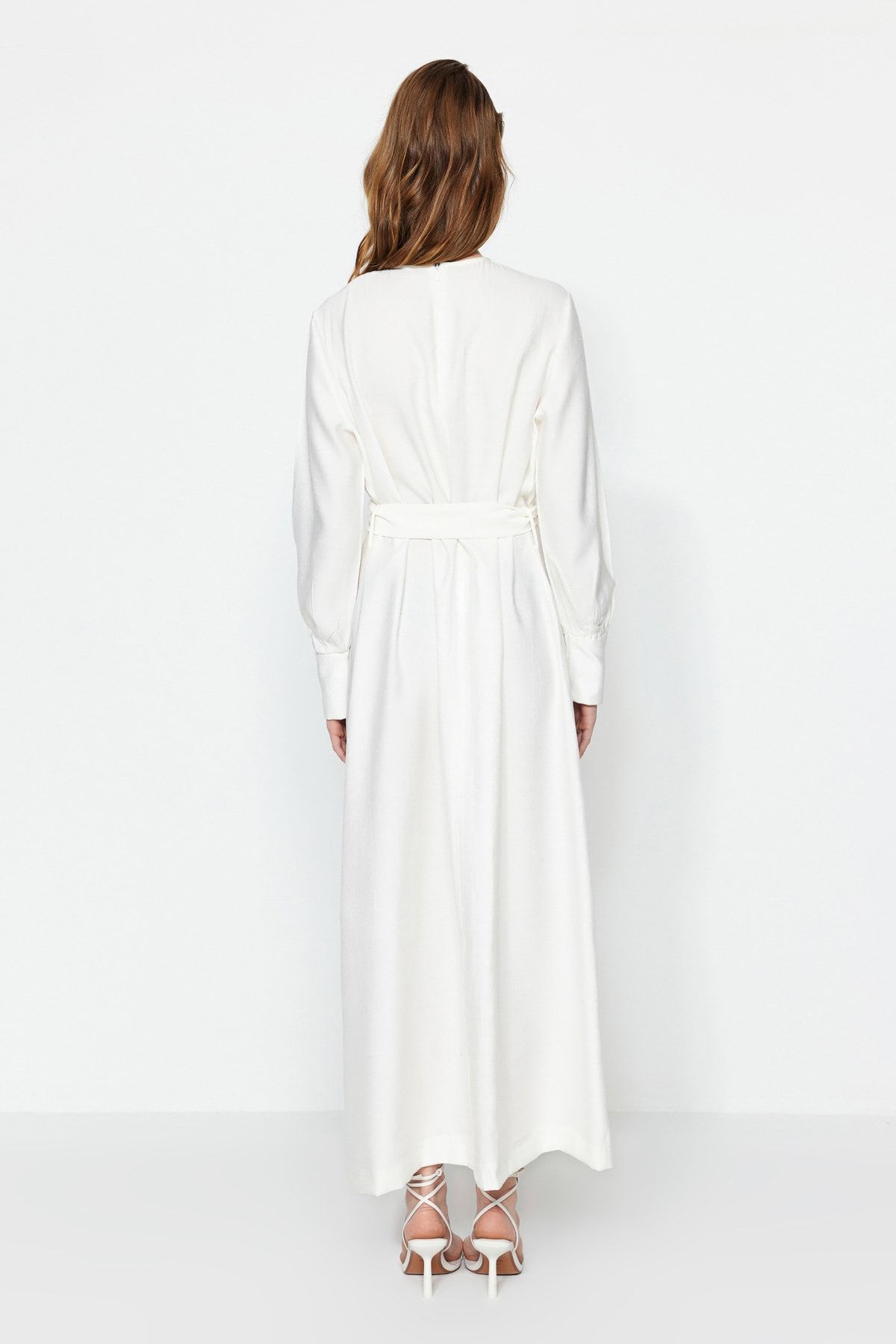 Trendyol Modest-Leinenstruktur – Weißes Kleid mit Reißverschluss und Gürtel TCTSS23EB00219 6
