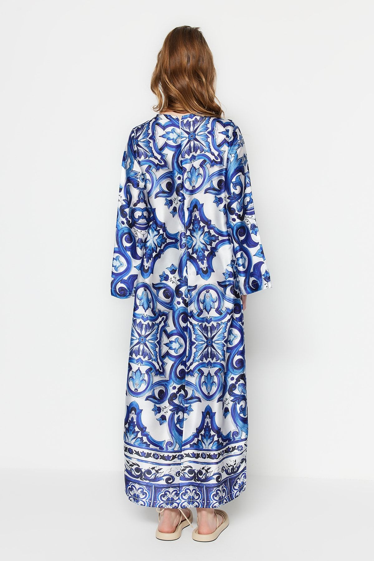 Trendyol Modest-Blaues Satin-Abendkleid mit ethnischem Muster, Jalabiya-Kleid TCTSS23DB00028 5