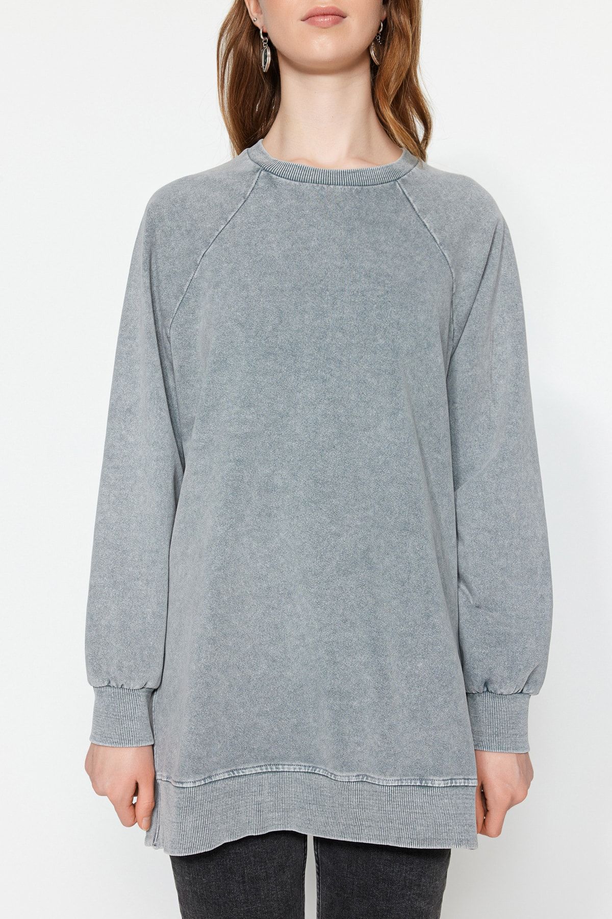 Trendyol Modest-Szara bluza z dzianiny oversize z rozcięciami po bokach i przetarciami TCTSS23TW00062 8