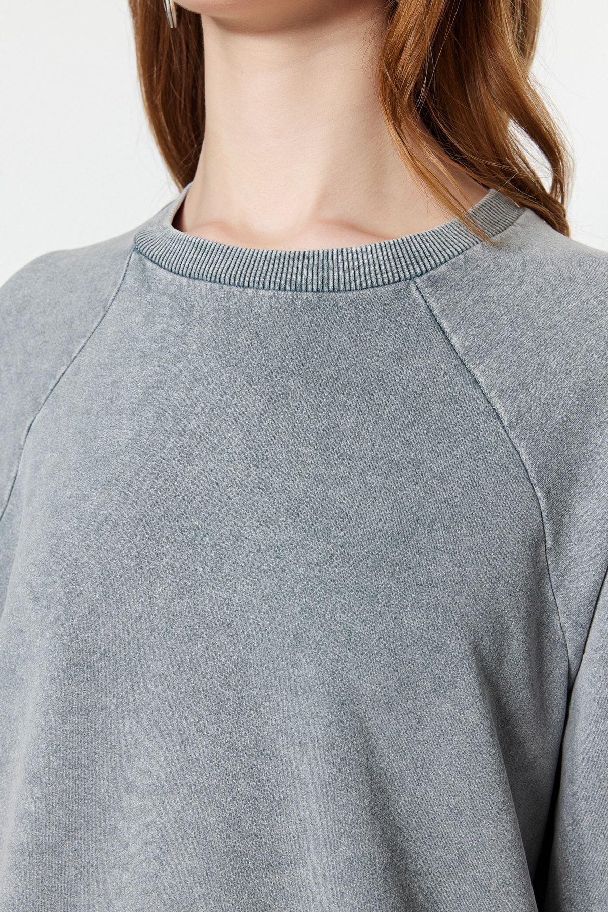 Trendyol Modest-Szara bluza z dzianiny oversize z rozcięciami po bokach i przetarciami TCTSS23TW00062 7