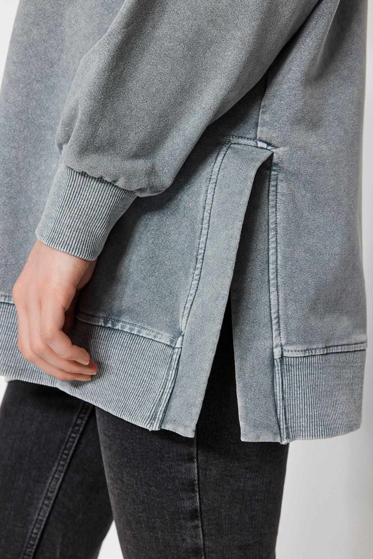 Trendyol Modest-Szara bluza z dzianiny oversize z rozcięciami po bokach i przetarciami TCTSS23TW00062 10