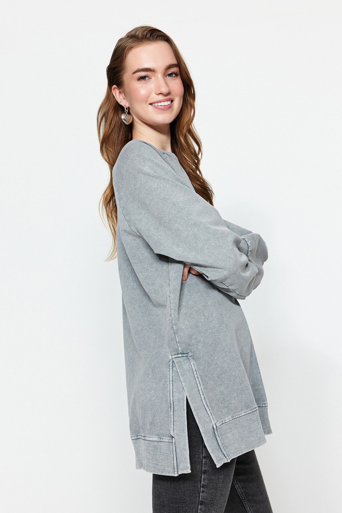 Trendyol Modest-Szara bluza z dzianiny oversize z rozcięciami po bokach i przetarciami TCTSS23TW00062 3