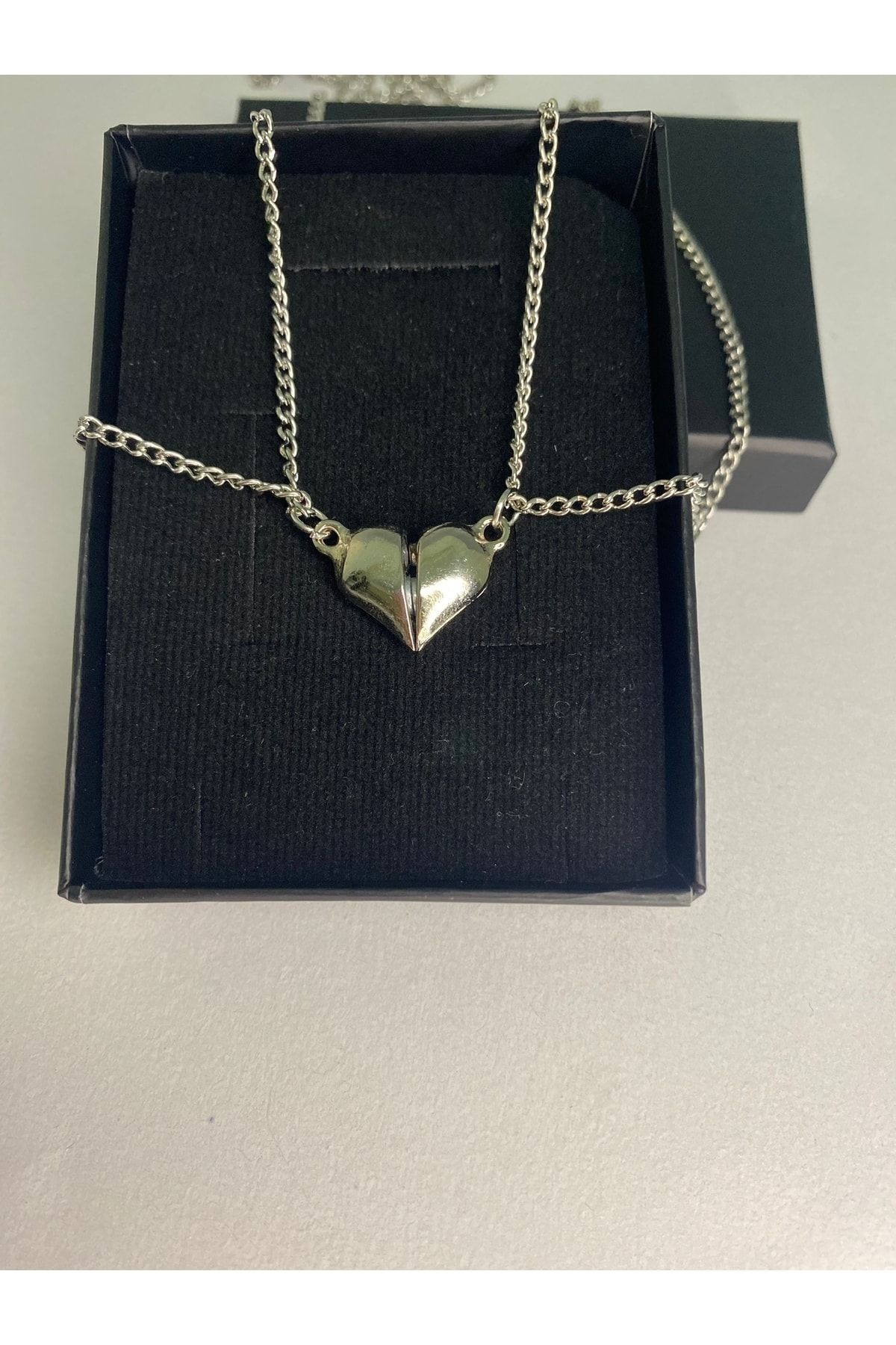 Magnetic sales locket pendant
