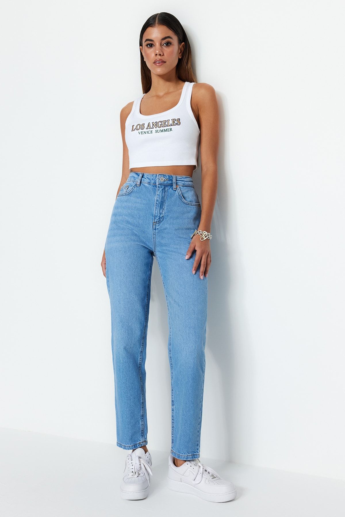 Trendyol Collection Világoskék magas derekú Mom Jeans TWOSS23JE00067