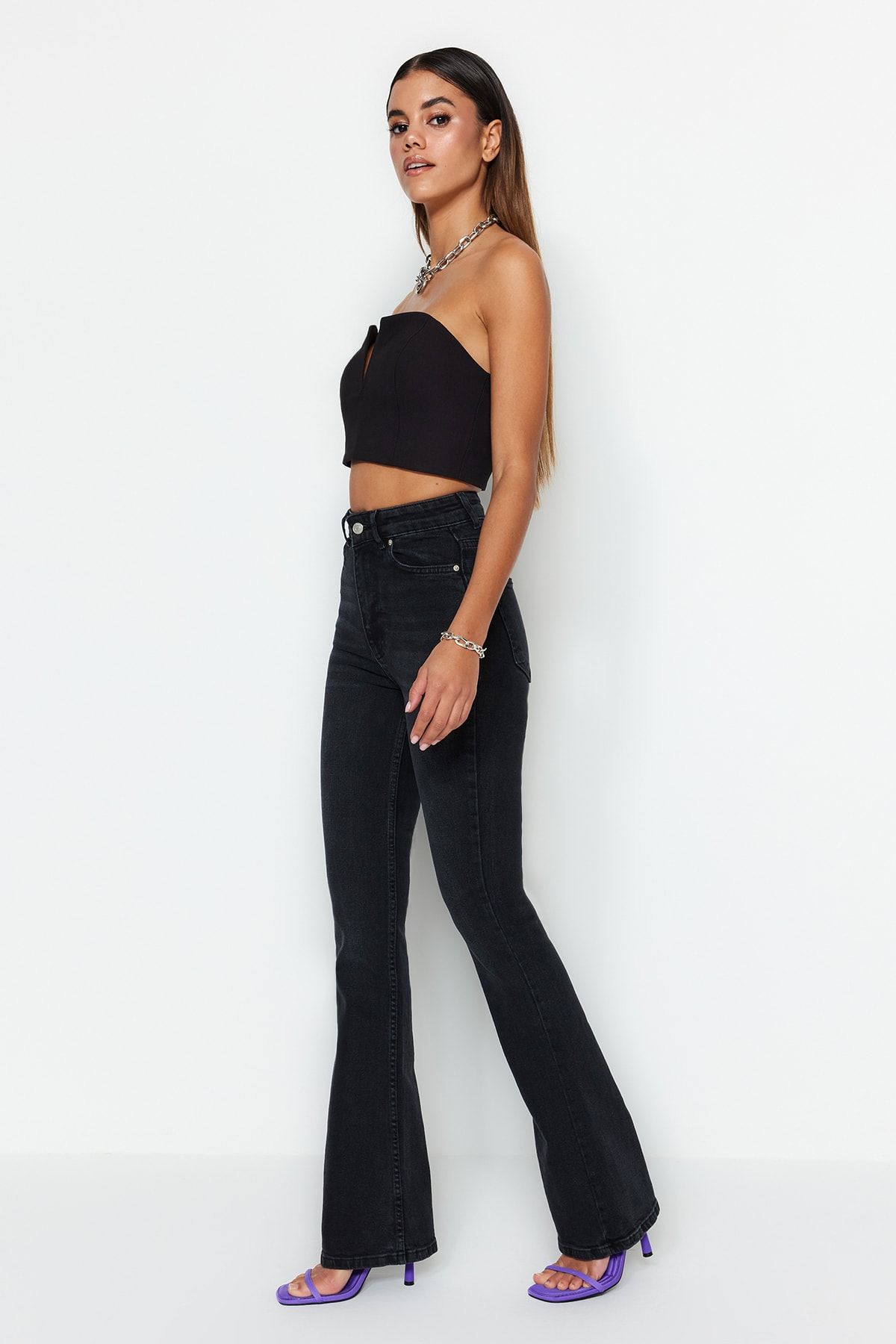 Trendyol Collection-Schwarze, mehr haltbare, ausgestellte Jeans mit hoher Taille TWOSS23JE00063 3