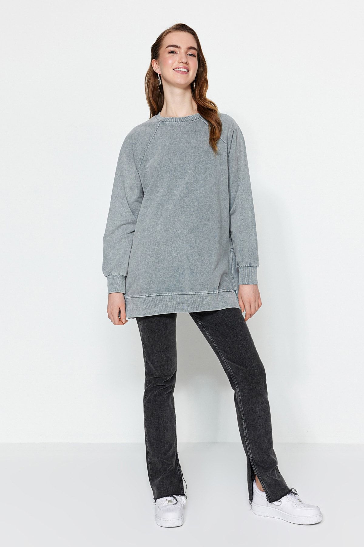 Trendyol Modest-Szara bluza z dzianiny oversize z rozcięciami po bokach i przetarciami TCTSS23TW00062 5