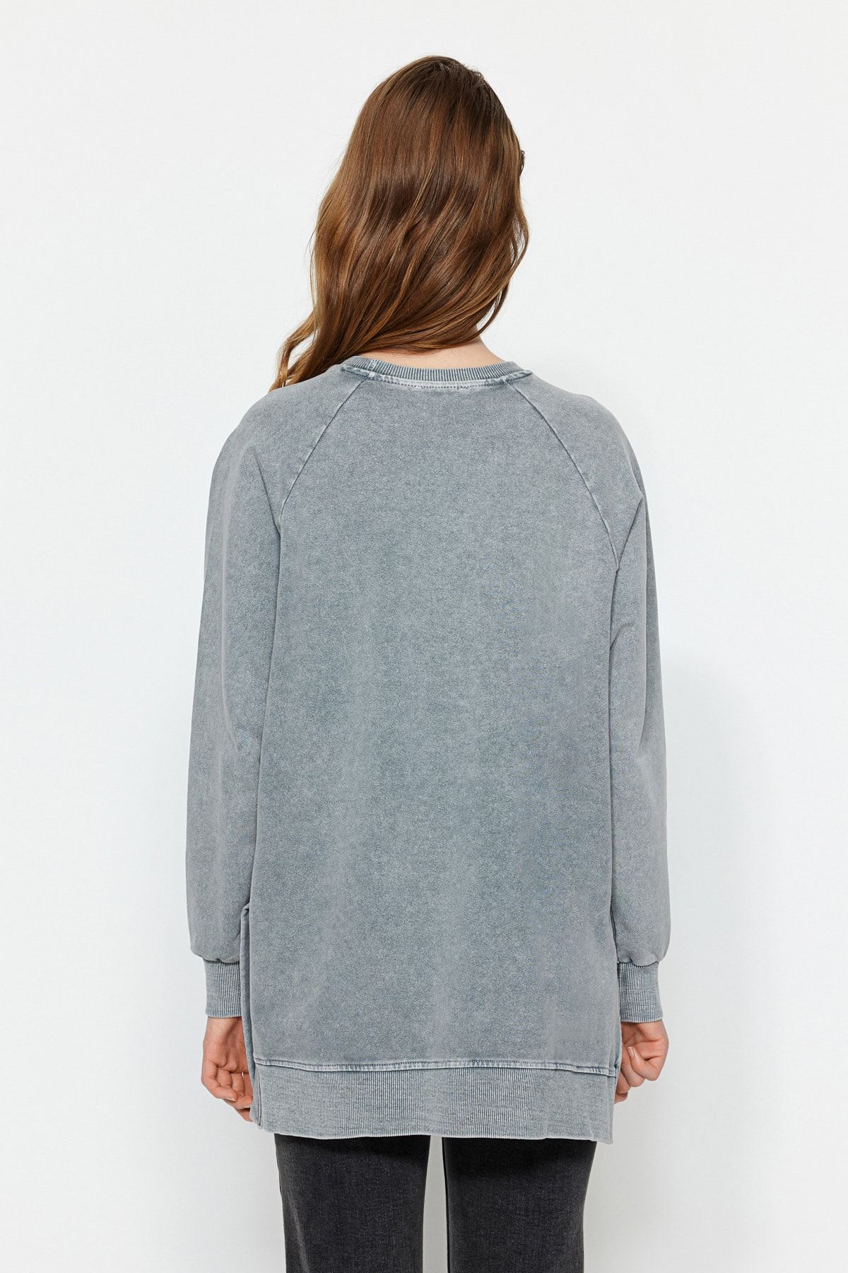 Trendyol Modest-Szara bluza z dzianiny oversize z rozcięciami po bokach i przetarciami TCTSS23TW00062 12