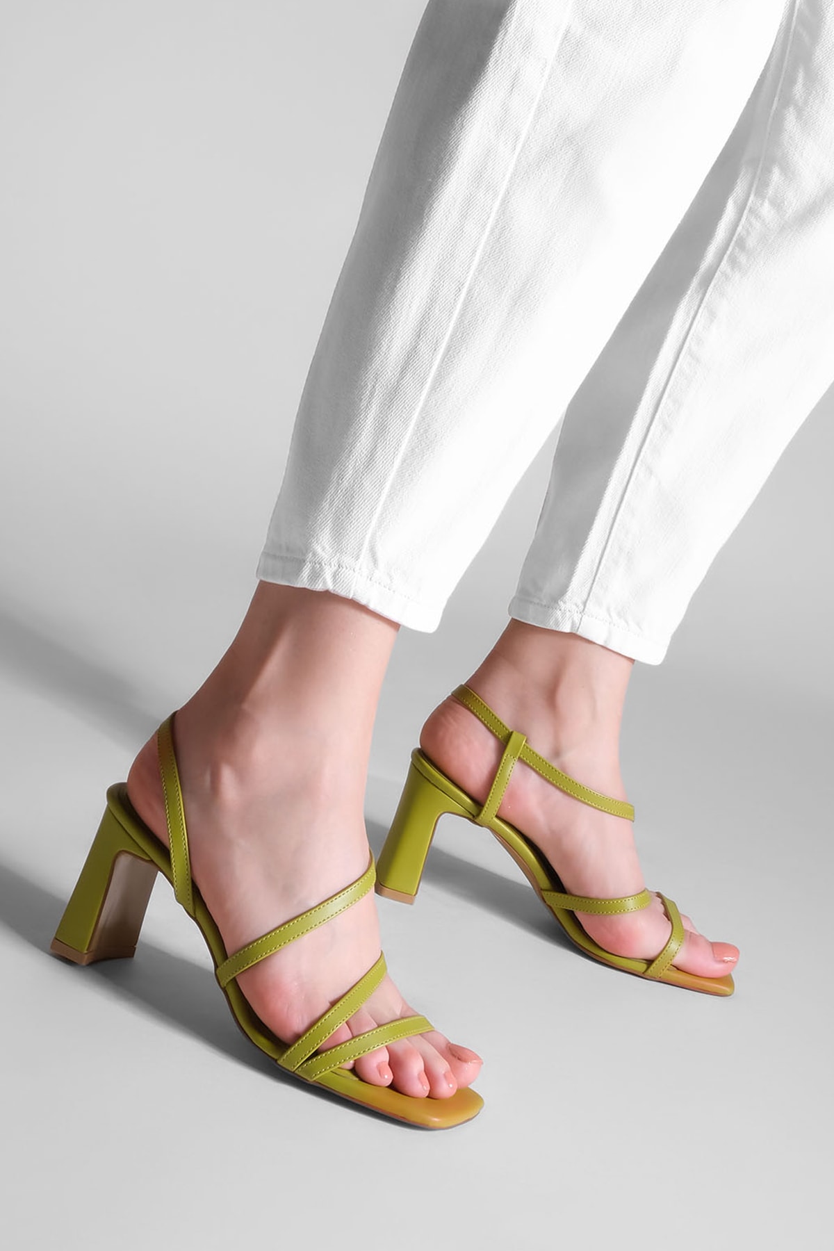 Marjin Kadın Topuklu Ayakkabı Küt Burun Kalın Ökçe Topuklu Sandalet Kopel Yeşil