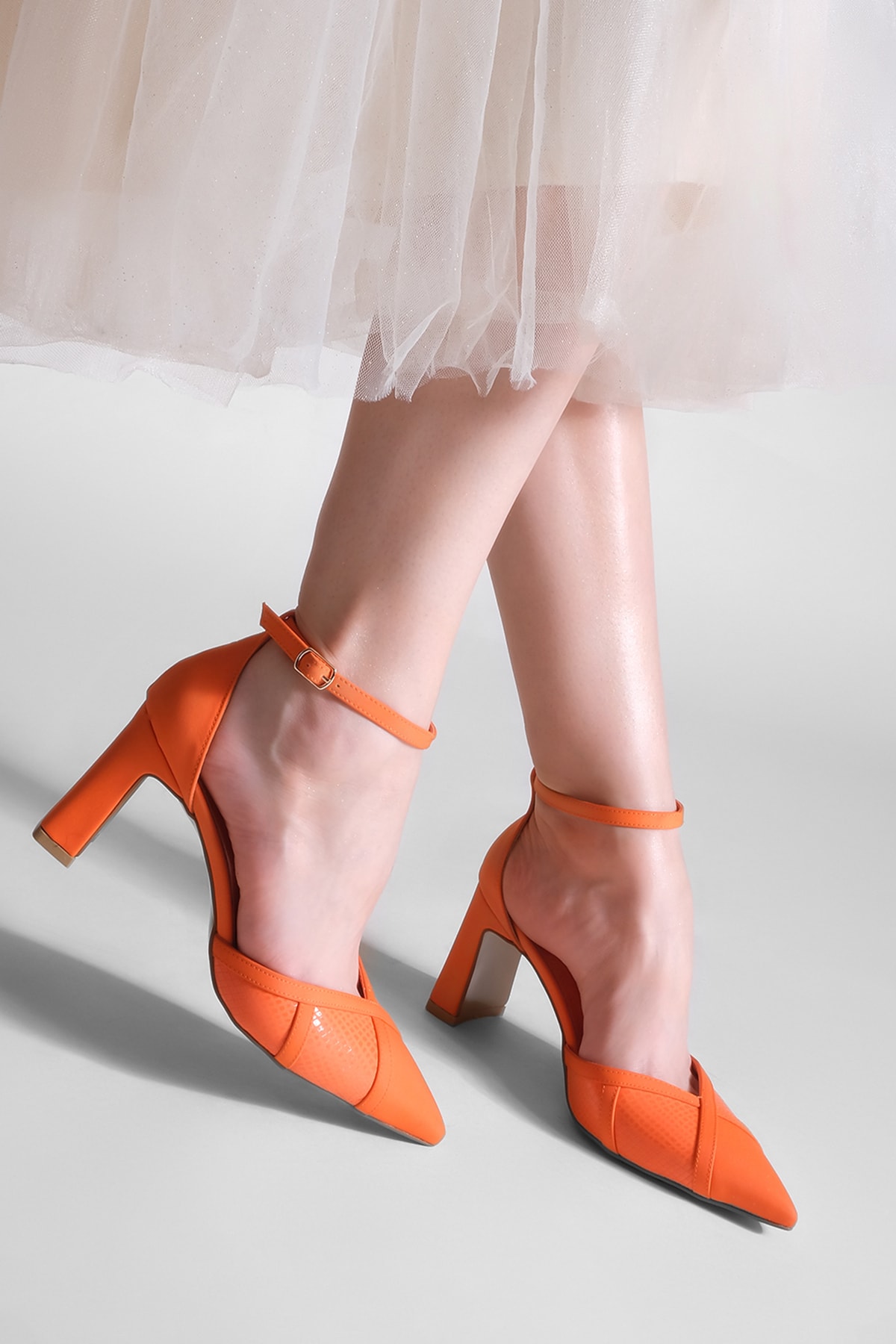 Marjin Kadın Stiletto Sivri Burun Kalın Ökçe Bilekten Bantlı Klasik Topuklu Ayakkabı Ahev turuncu