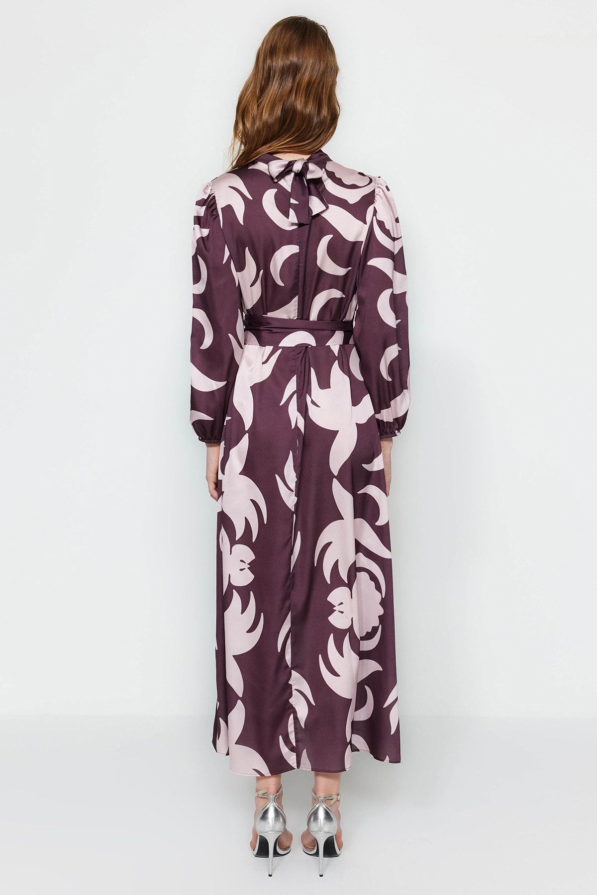 Trendyol Modest-Braunes Abendkleid mit Satin-Oberflächenmuster und Gürtel TCTSS23DB00030 5