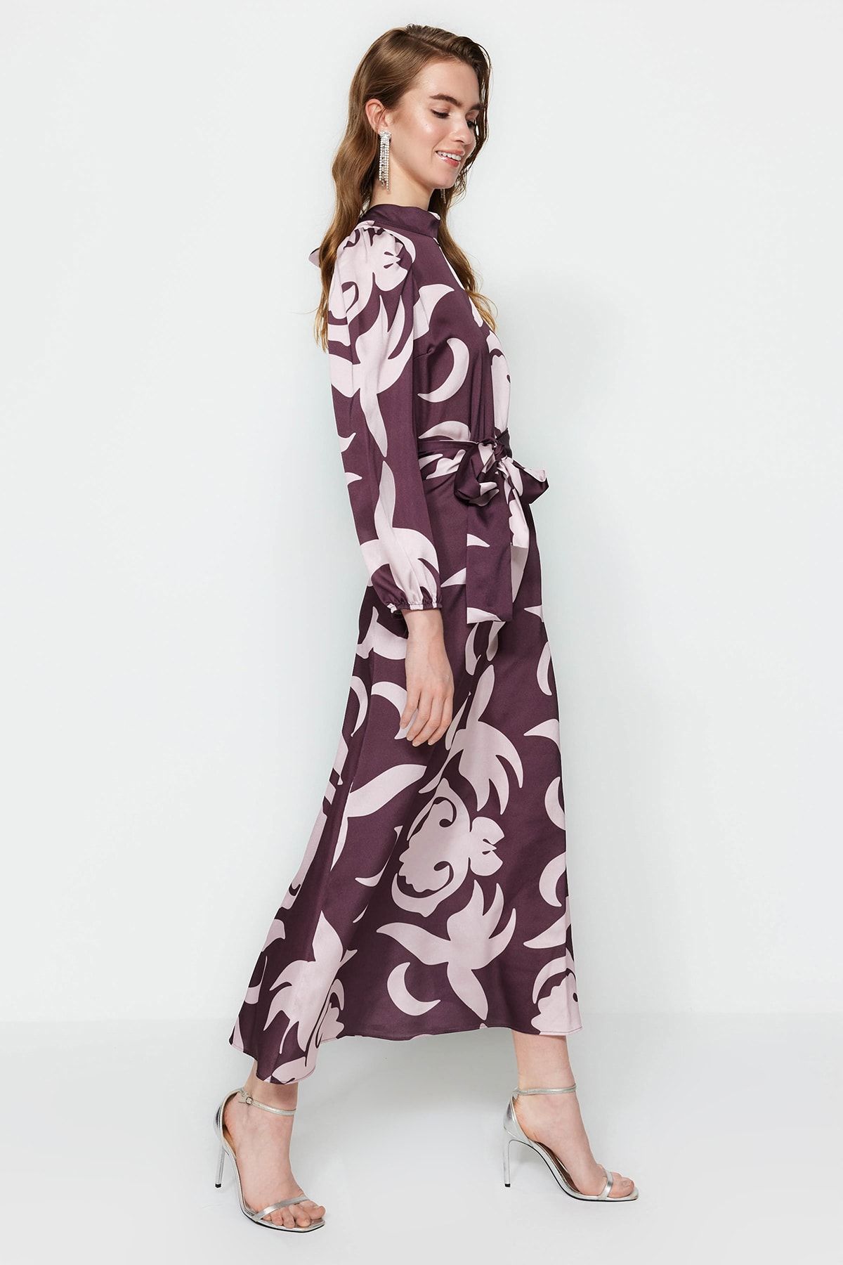 Trendyol Modest-Braunes Abendkleid mit Satin-Oberflächenmuster und Gürtel TCTSS23DB00030 2