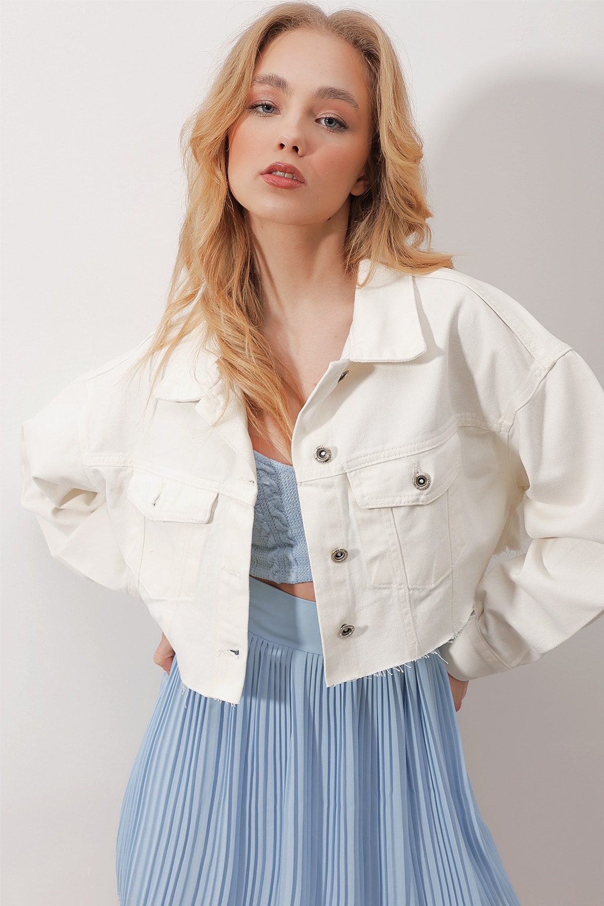Trend Alaçatı Stili Kadın Beyaz Çift Cepli Önü Düğmeli Lazer Kesim Crop Jean Ceket ALC-X9818 CE12226