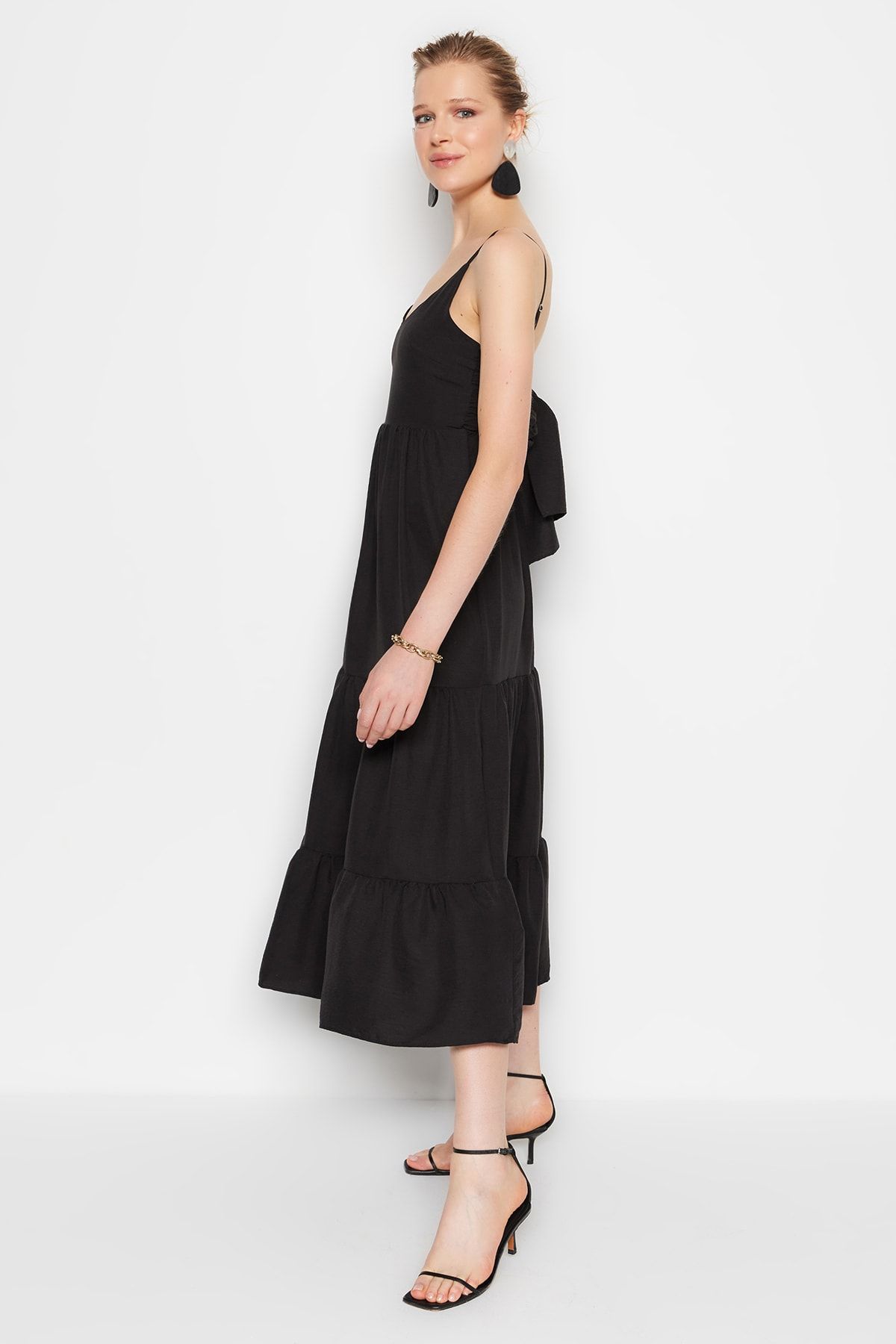 Trendyol Collection Czarna spódnica z falbanką i wiązaniem na plecach Szczegółowa tkana sukienka maxi na ramiączkach TWOSS23EL00027