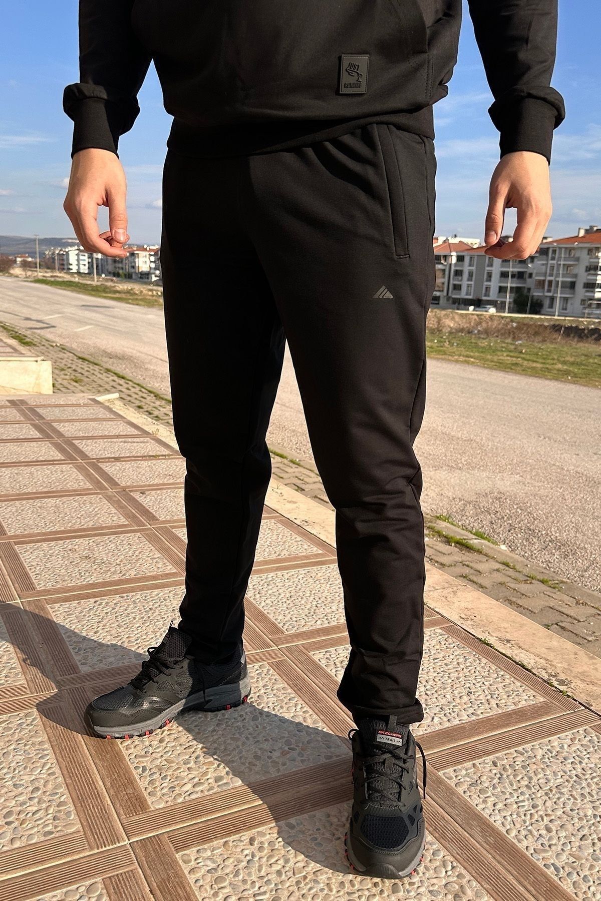 Black fitted sweatpants 2025