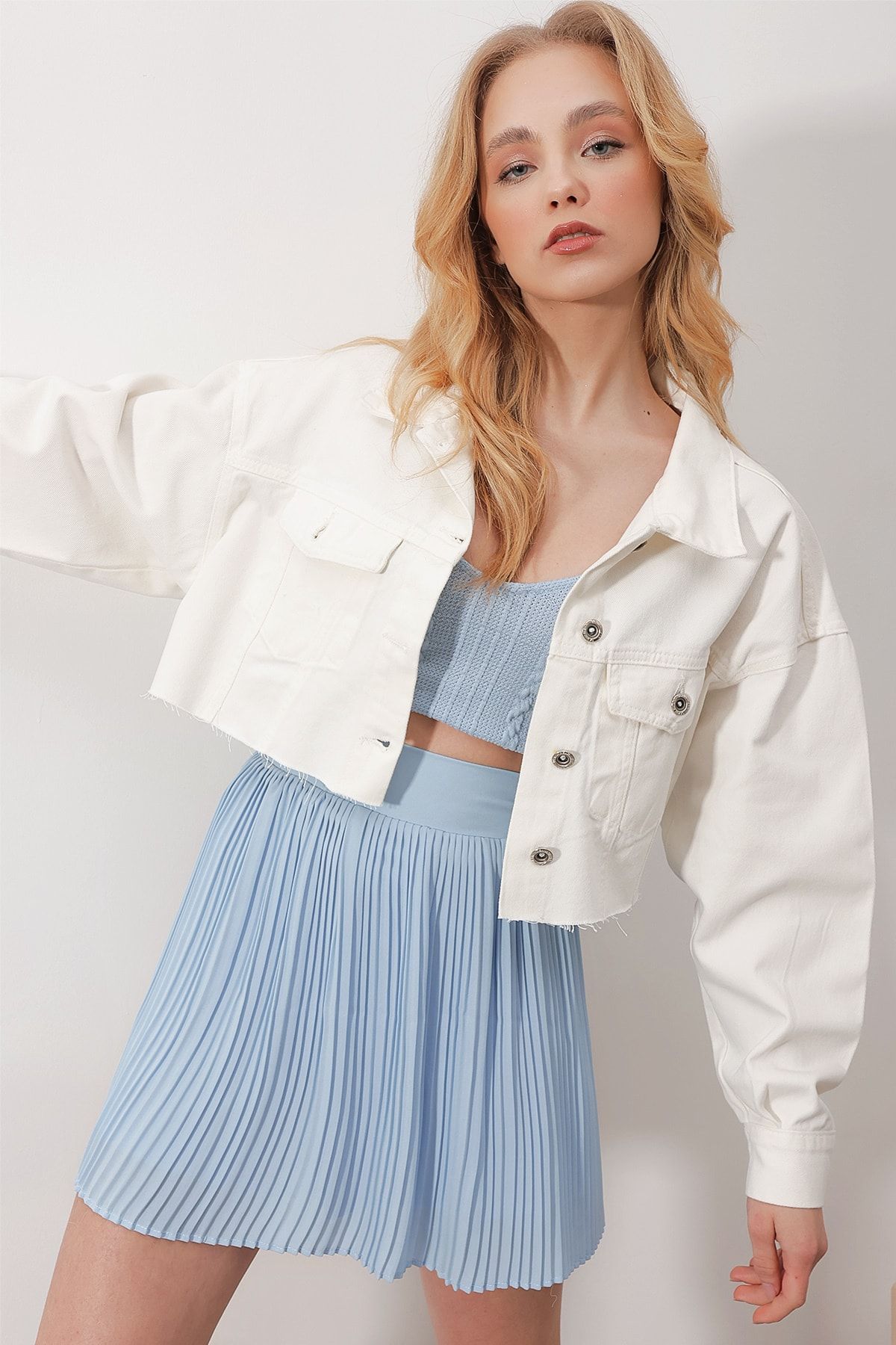 Trend Alaçatı Stili Kadın Beyaz Çift Cepli Önü Düğmeli Lazer Kesim Crop Jean Ceket ALC-X9818 CE12226