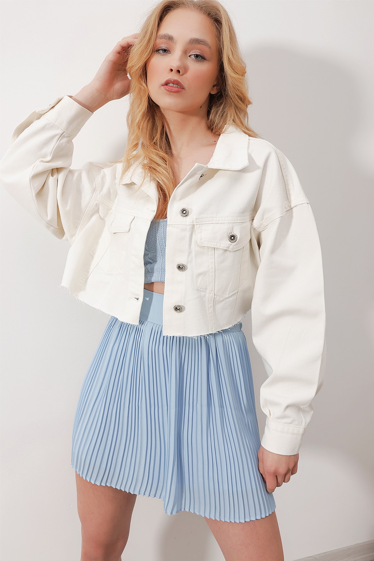 Trend Alaçatı Stili Kadın Beyaz Çift Cepli Önü Düğmeli Lazer Kesim Crop Jean Ceket ALC-X9818