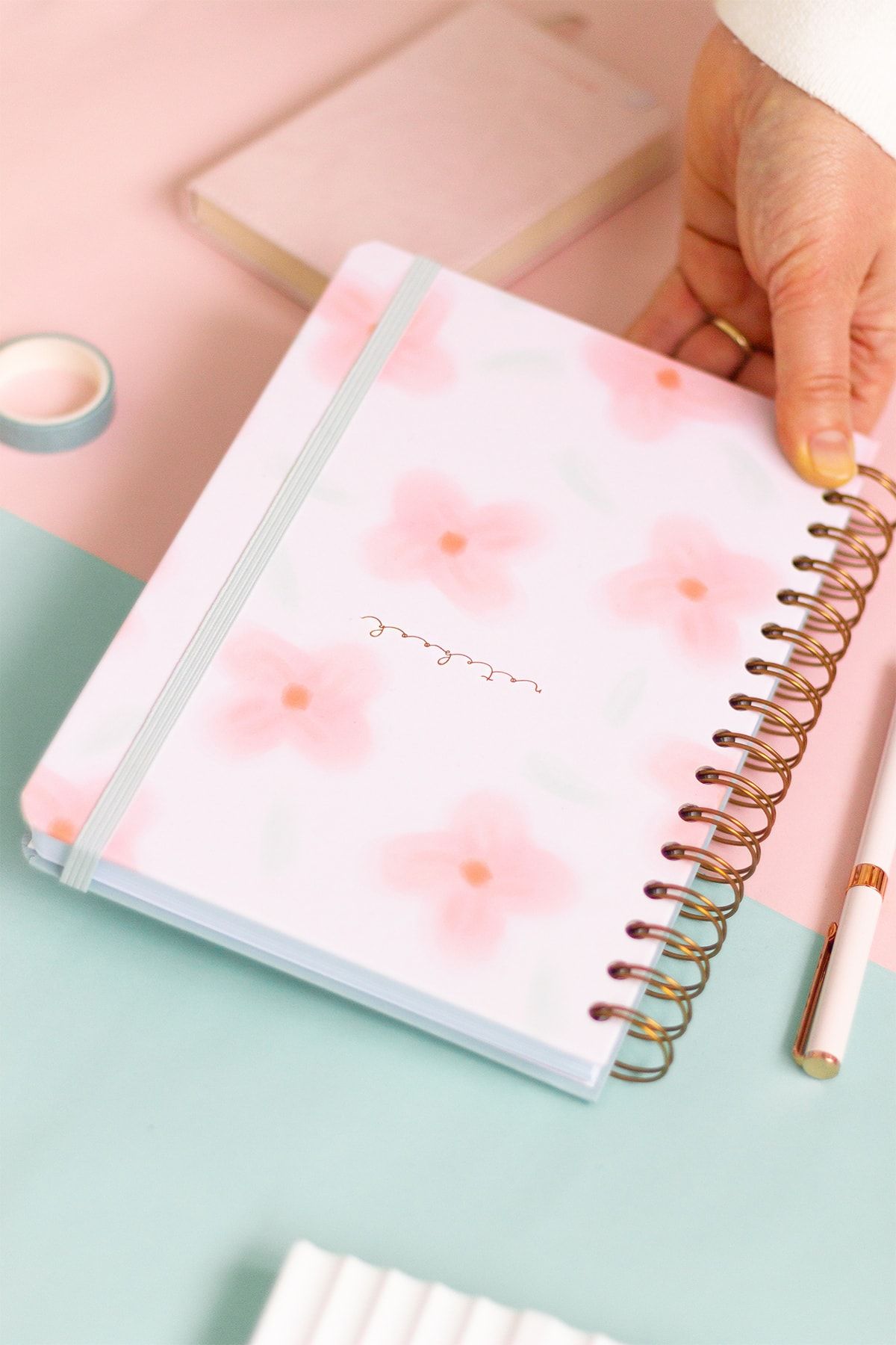 Matt Notebook-دفتر ملاحظات حلزوني مرن ذو مربعات غير مؤرخ مقاس A5 مقاس 15 × 21 سم باللون الوردي 4